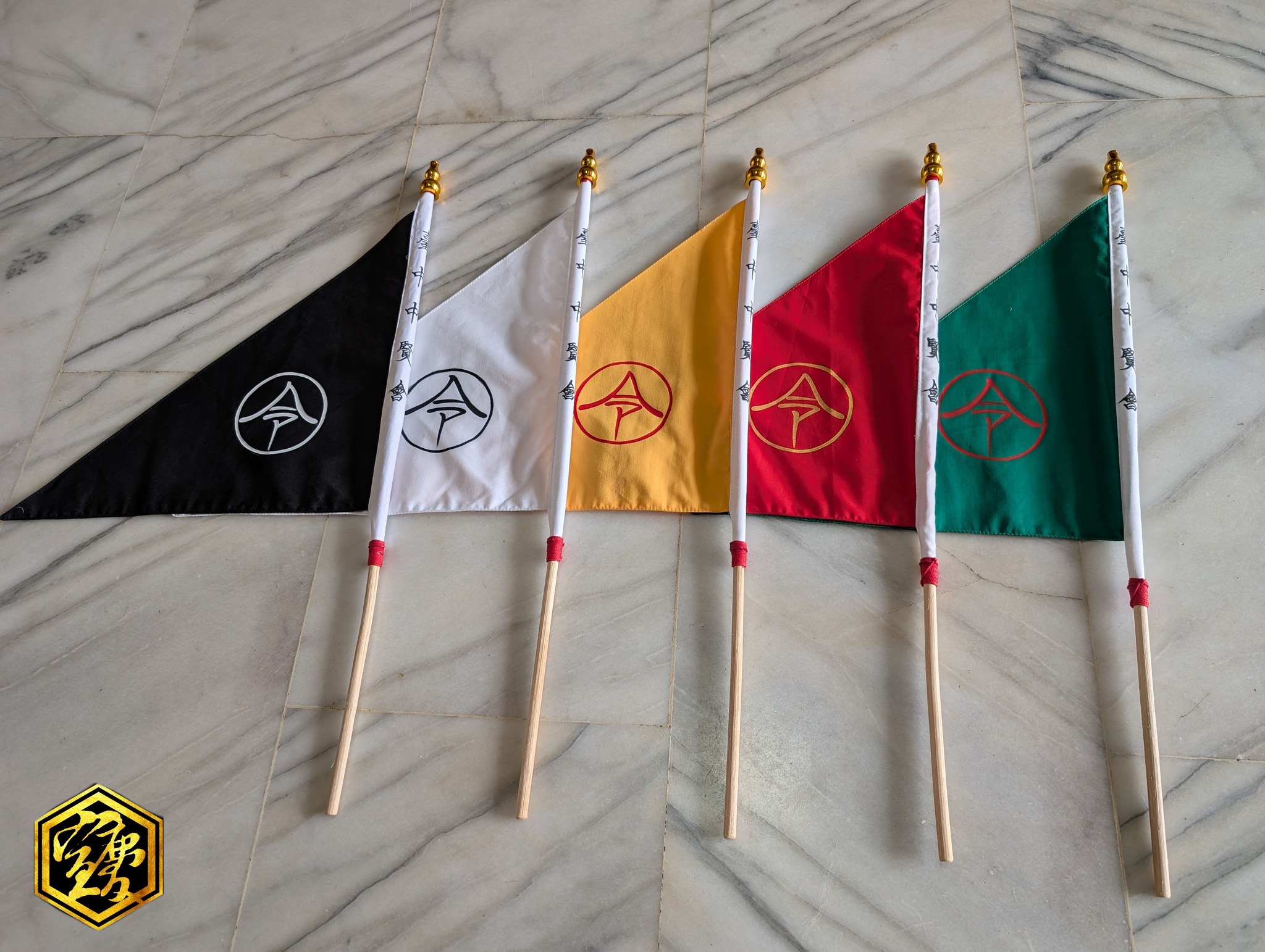 宣慶神藝閣 - 手繪 三角五營旗🚩 正南式素面五色旗號 單一色~三角版型 純手工承製，還是傳統的氣口最對味... | Facebook