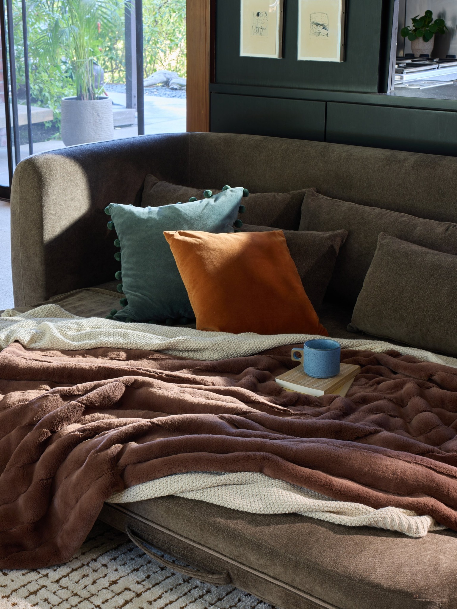 【チョモ】 Joybird - Subtle yet eye-catching 👀 The Carin Mixed Material Sofa