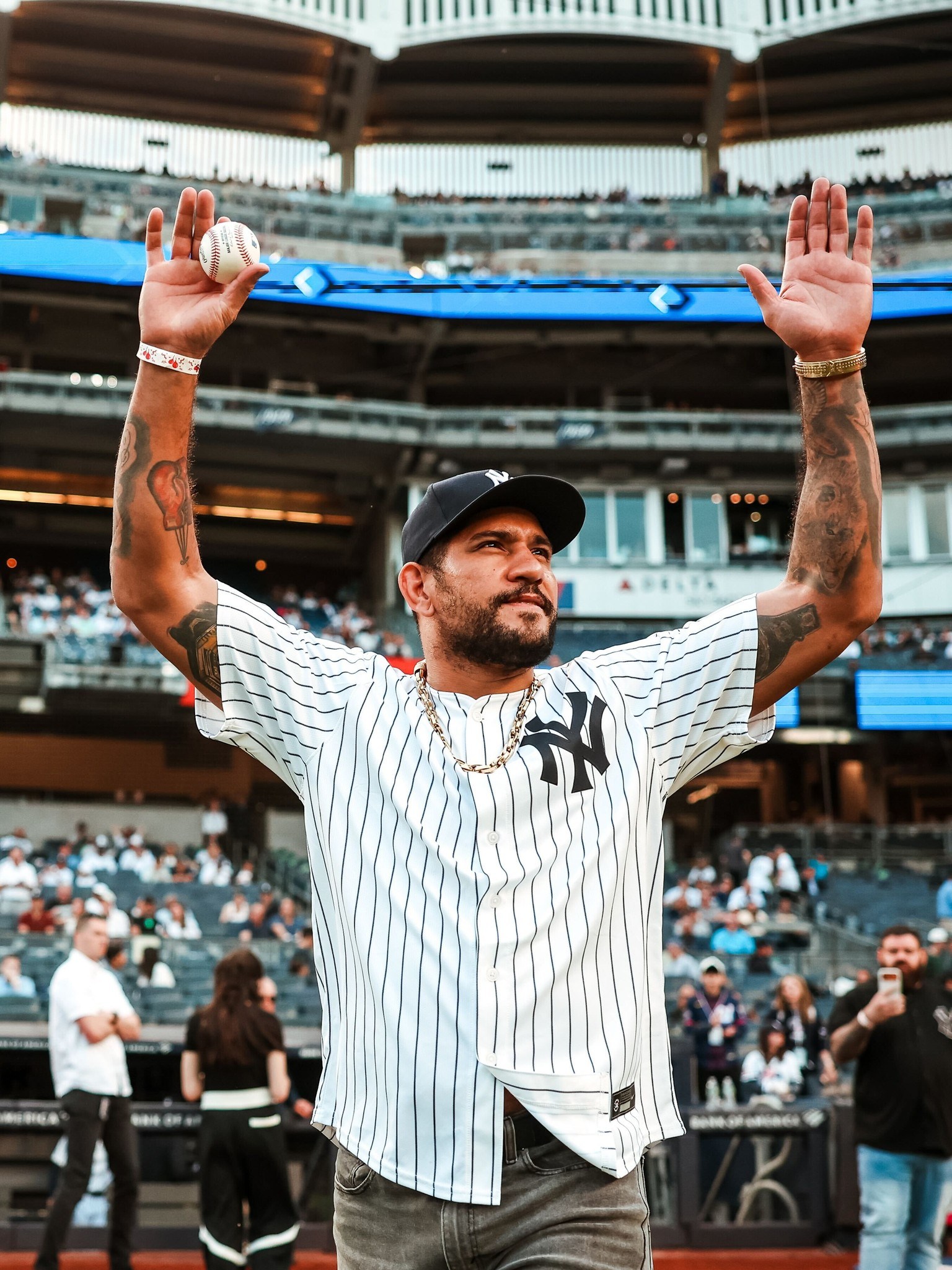Alex Pereira throws first pitch at Yankee Stadium
