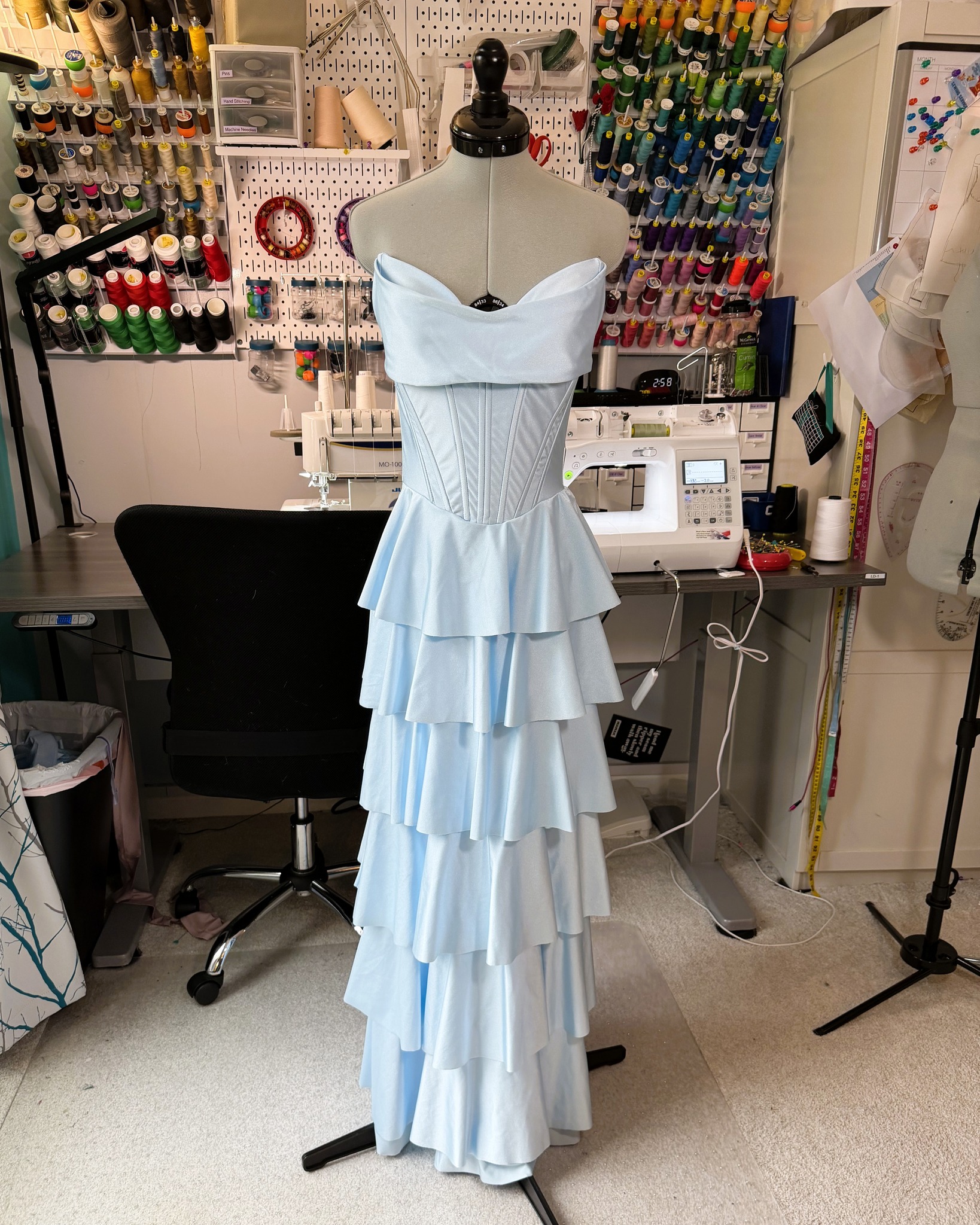 prom dress alterations From simple hems to full custom adjustments, I offer that help every dress fit beautifully and feel amazing. Whether you need a small tweak or a bigger transformation, I'll industrial design Color:Green and Gold XS Las Vegas: Your Ball gown