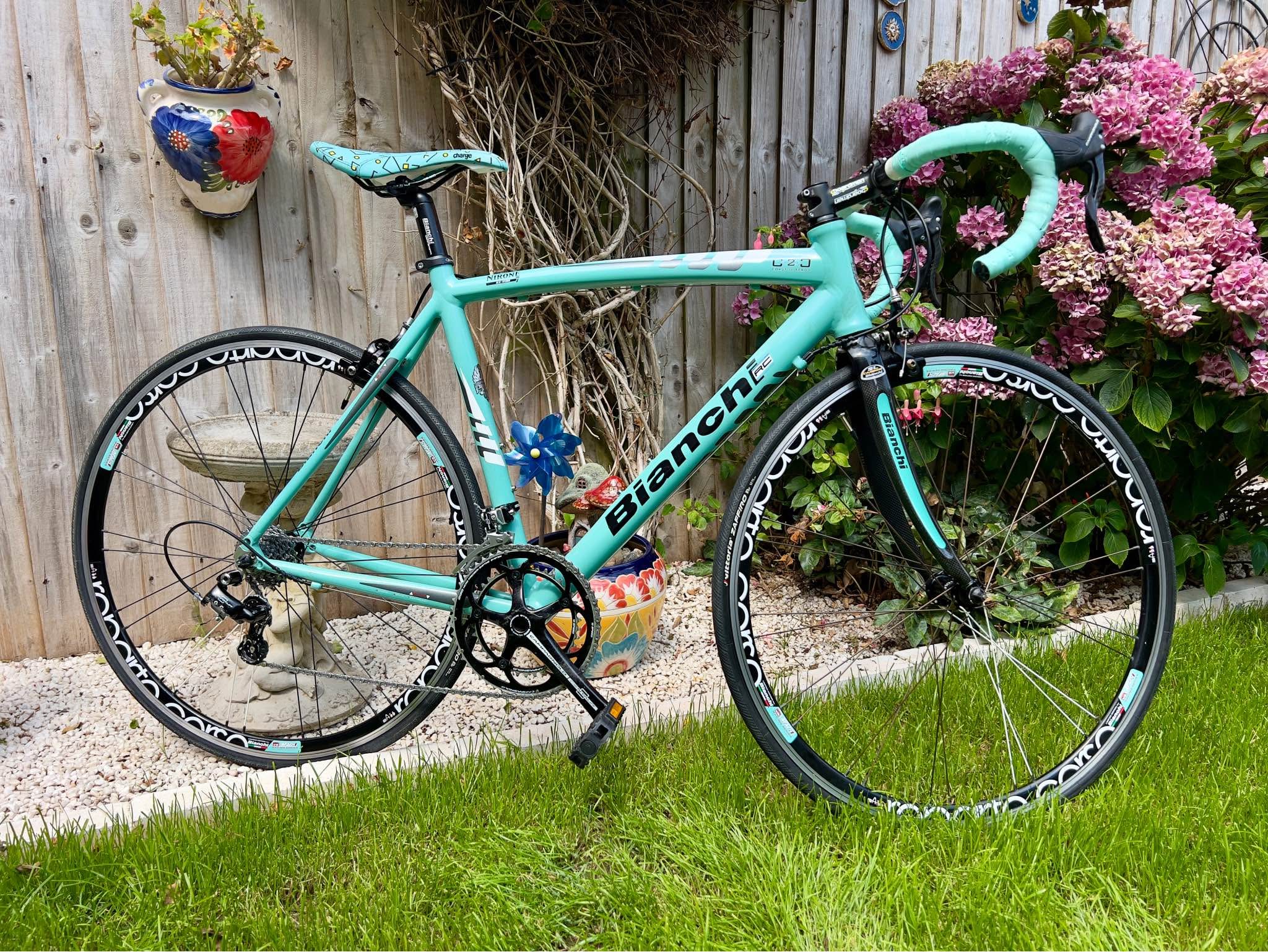 bianchi c2c via nirone 7 hydro carbon fiber road bike 2010 Frame set AluHYDRO Aluminium  Roger Garage Custom Bikes Hydroformed tubing with internal cable routing and a carbon fork make it the perfect first performance road bike Bianchi Nirone 7 road bike