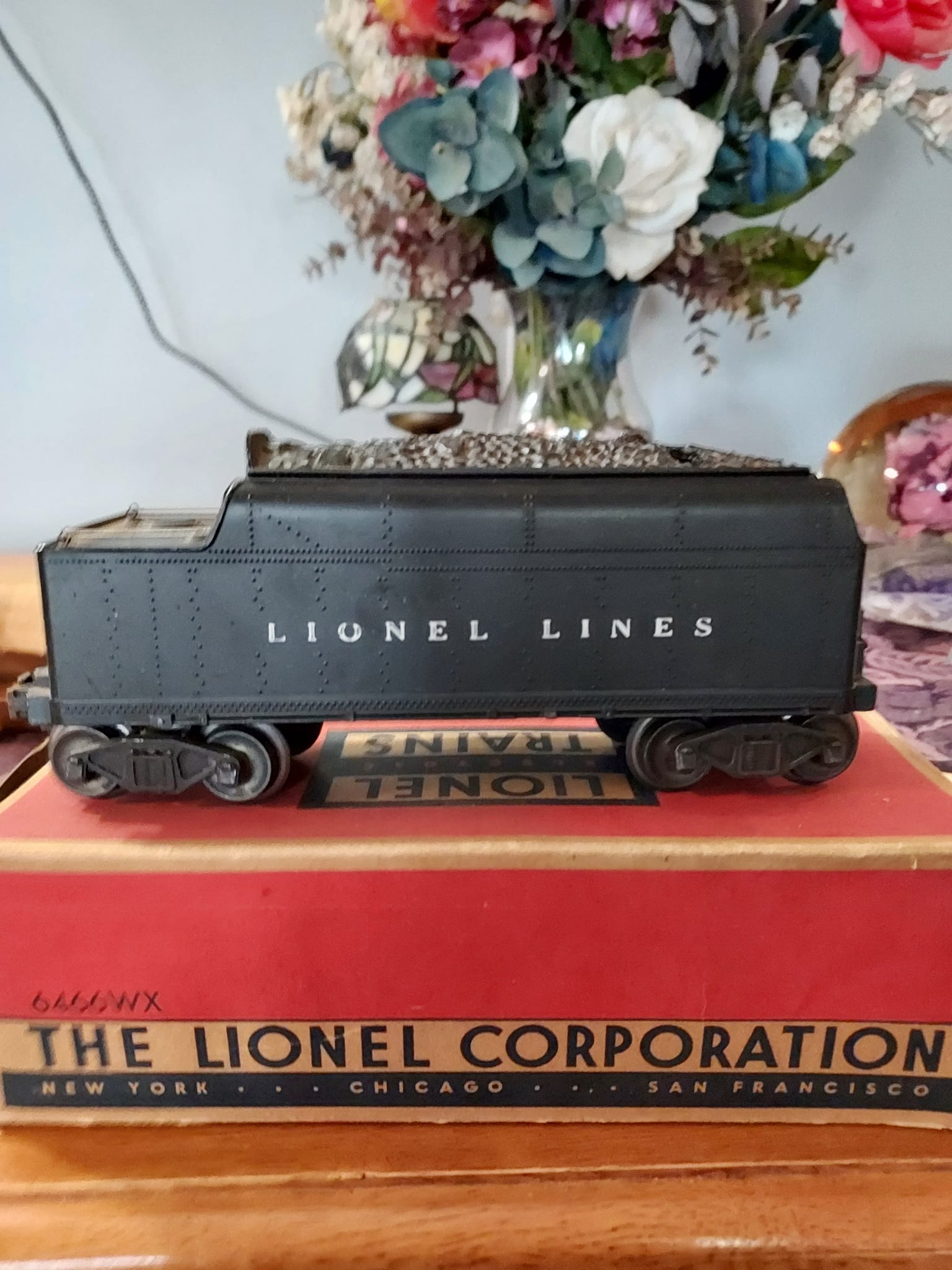 1940-1950 Lionel train set belonged to my dad. I don display picture 1
