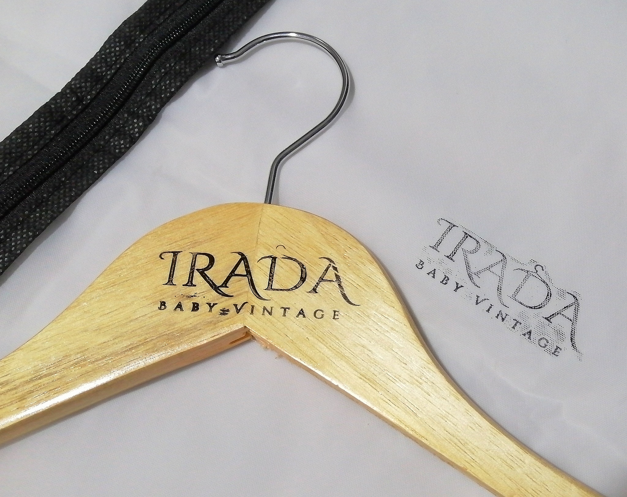 ชมไม้แขวนเสื้อ&ซองเก็บชุดไปพรางๆก่อนน้... - Irada baby vintage | Facebook