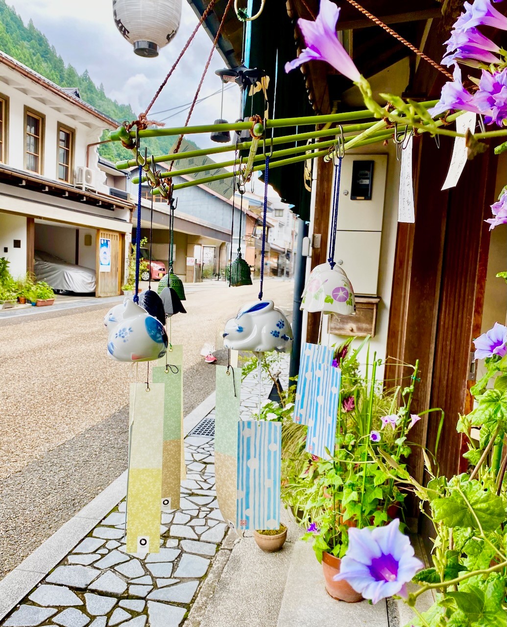 風鈴の 怠る大暑 つづきけり （千坂美津恵） 酷暑といううれしくない