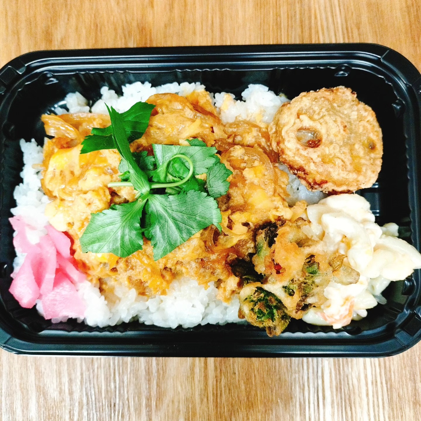 3/21(土)本日の日替わり弁当 ☆豚ヒレカツの卵とじ丼¥650 ☆チキンカツ 