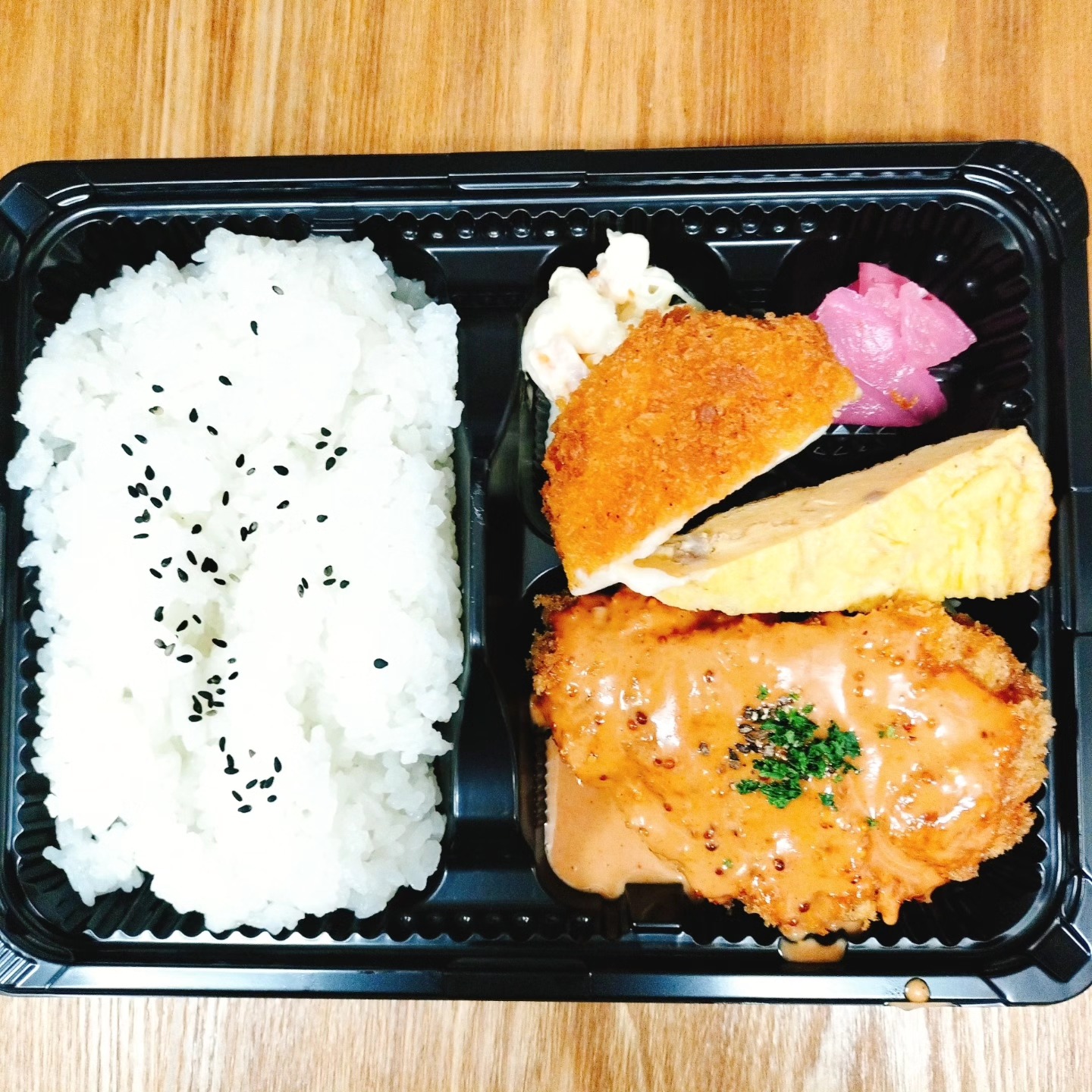 3/21(土)本日の日替わり弁当 ☆豚ヒレカツの卵とじ丼¥650 ☆チキンカツ 