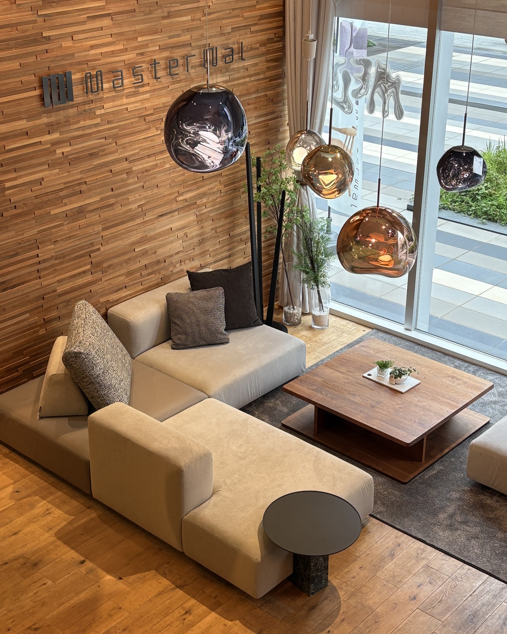 ガラス越しに、木の美しさを愉しむ一台。 FOX LIVING TABLE 本日は