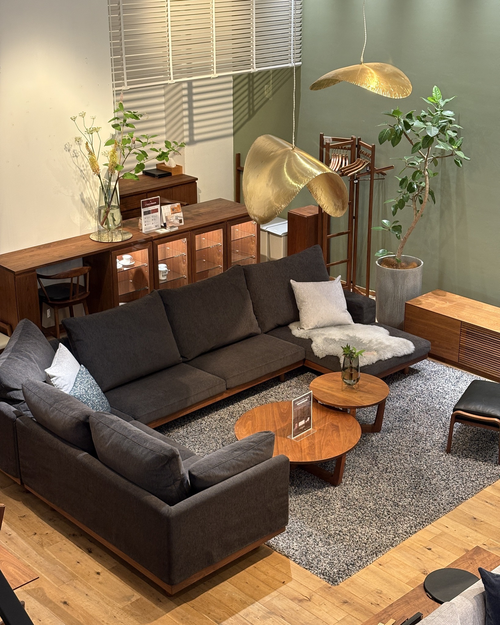 ガラス越しに、木の美しさを愉しむ一台。 FOX LIVING TABLE 本日は