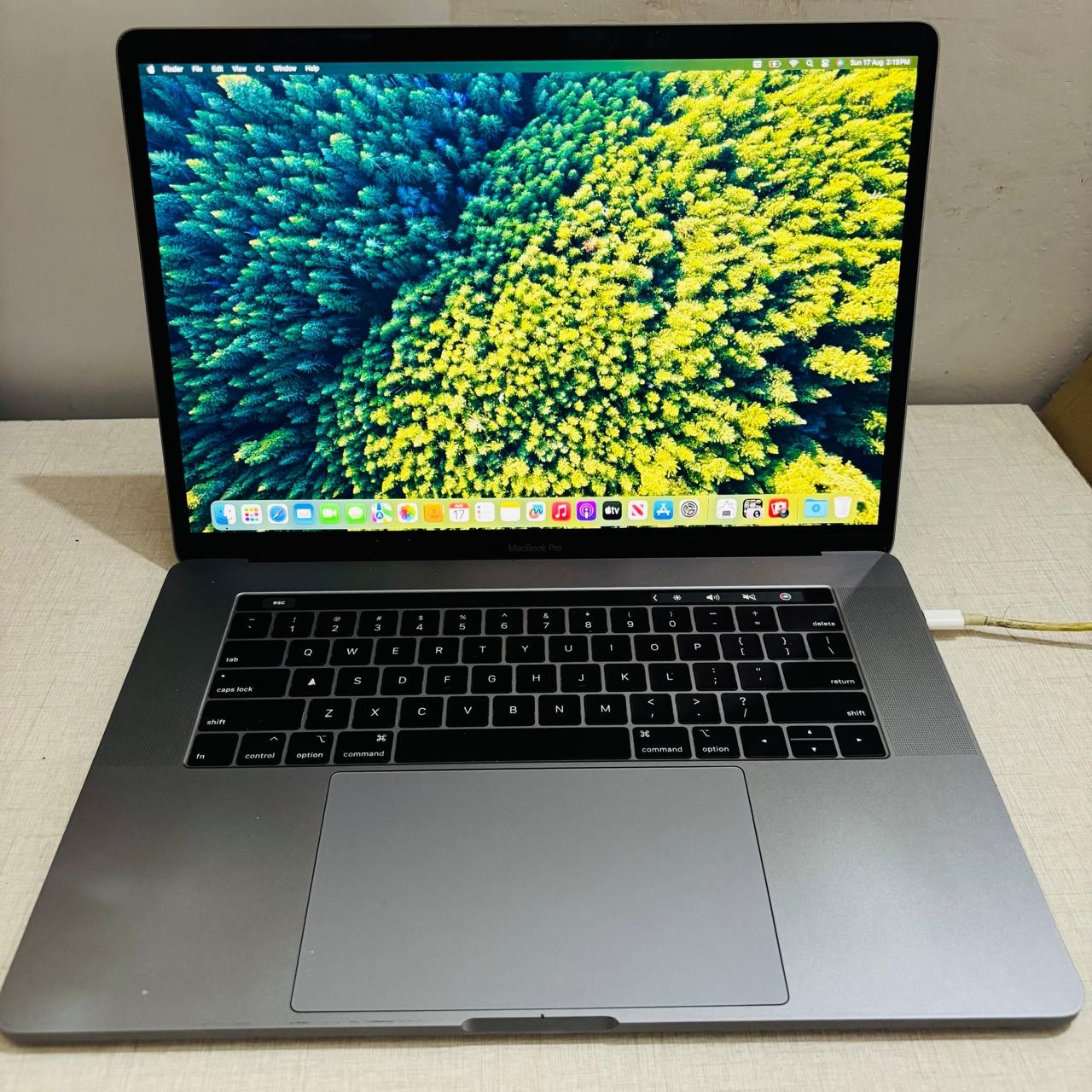 Macbook pro 2018 Corei9 processor 32gb ram 512gb ssd 15 inch 