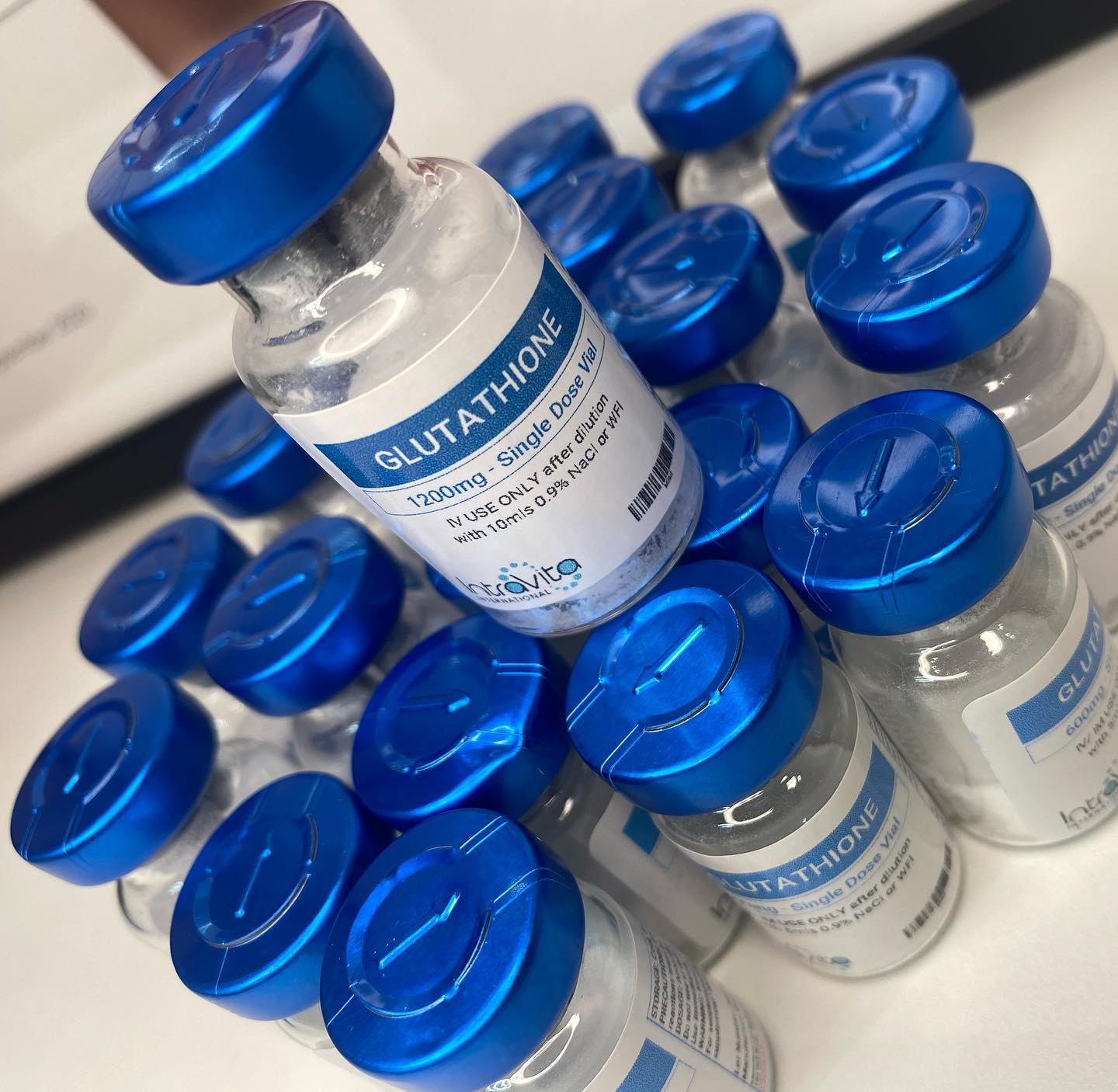 Ever heard of GLUTATHIONE?! 👀 It's often called the body's “master antioxidant” because it plays an important role in protecting your cells from oxidative stress and supporting your body's natural detoxification processes