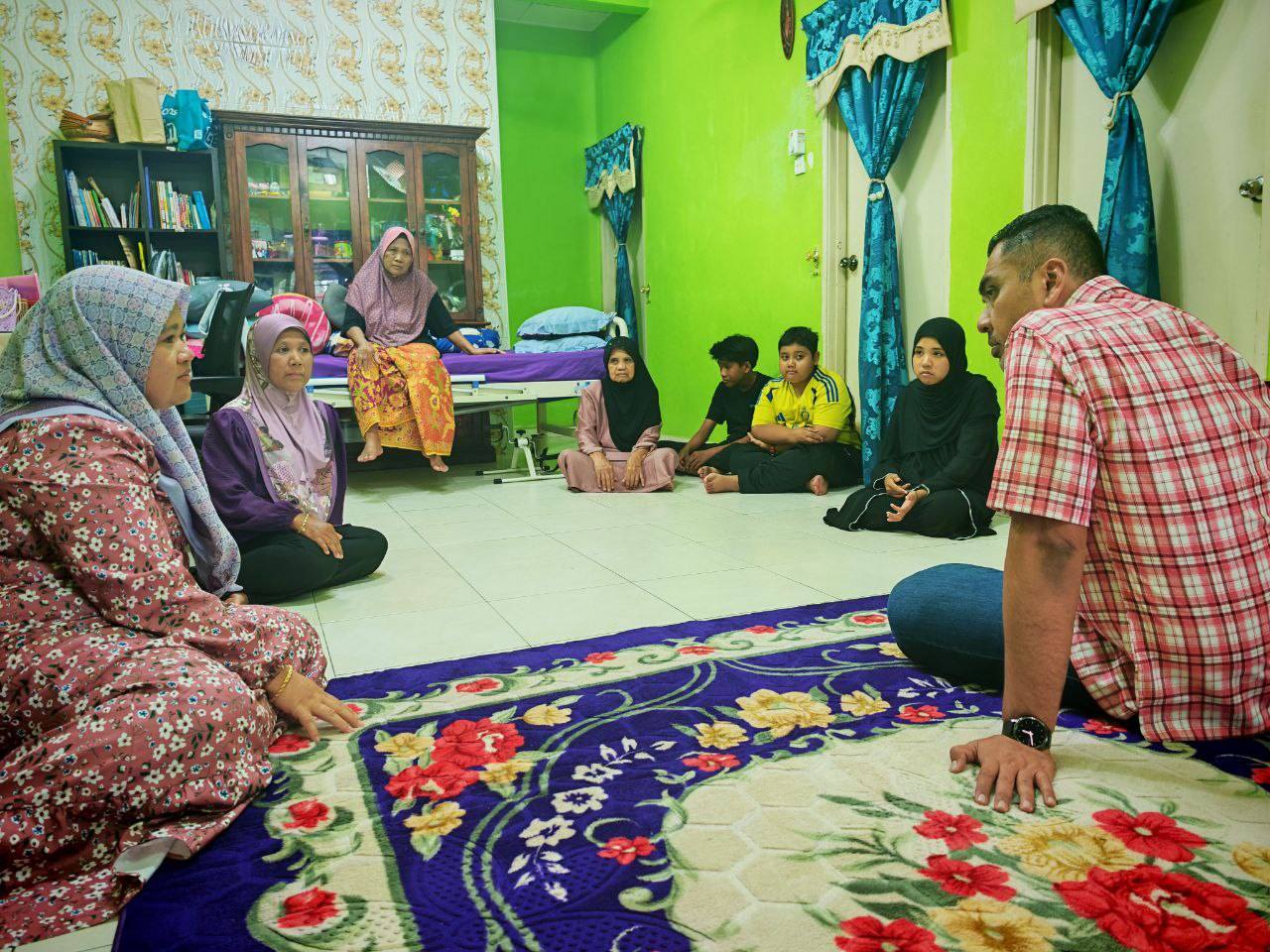 Mohd - Menziarahi adik Nuraqilah Husni Bt Abdul Basit Di Taman Semabok ...