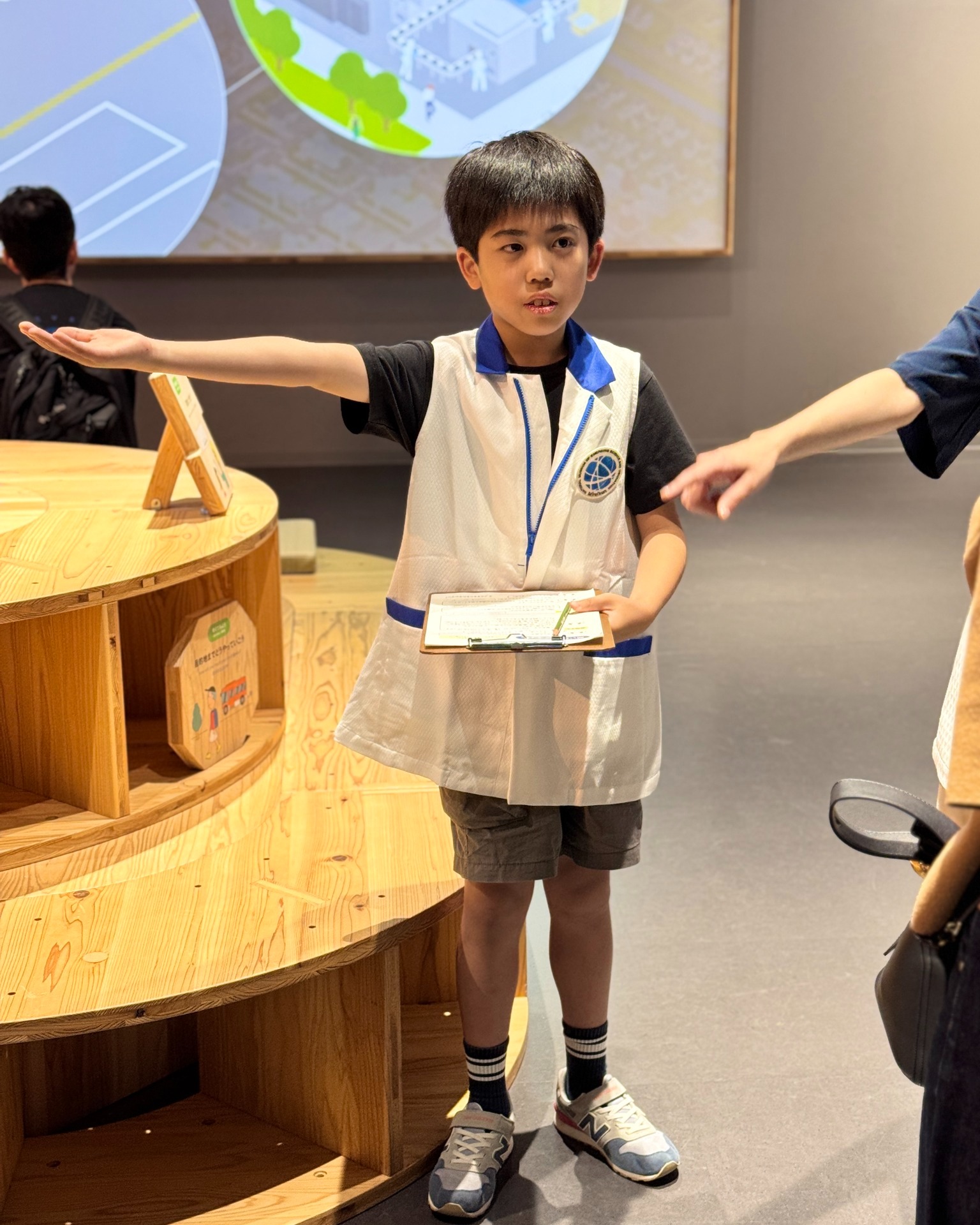 日本科学未来館 - 参加者には周期表クリアファイルと化学の日のバッチ