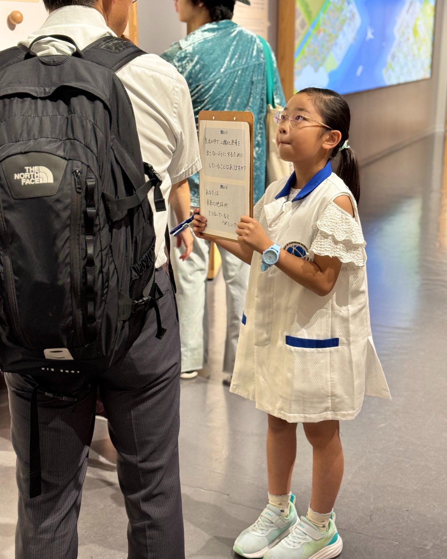 日本科学未来館 - 参加者には周期表クリアファイルと化学の日のバッチ