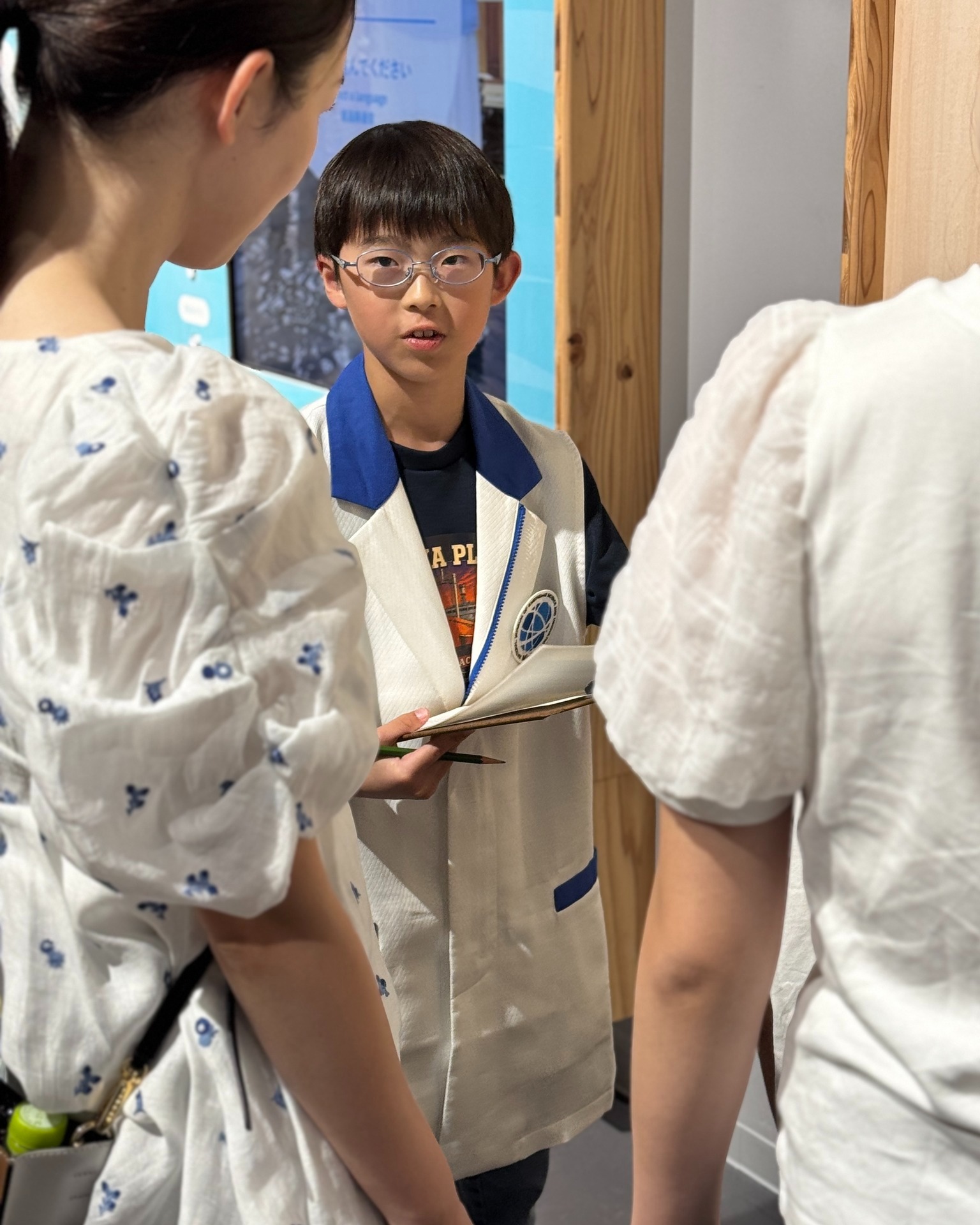 日本科学未来館 - 参加者には周期表クリアファイルと化学の日のバッチ
