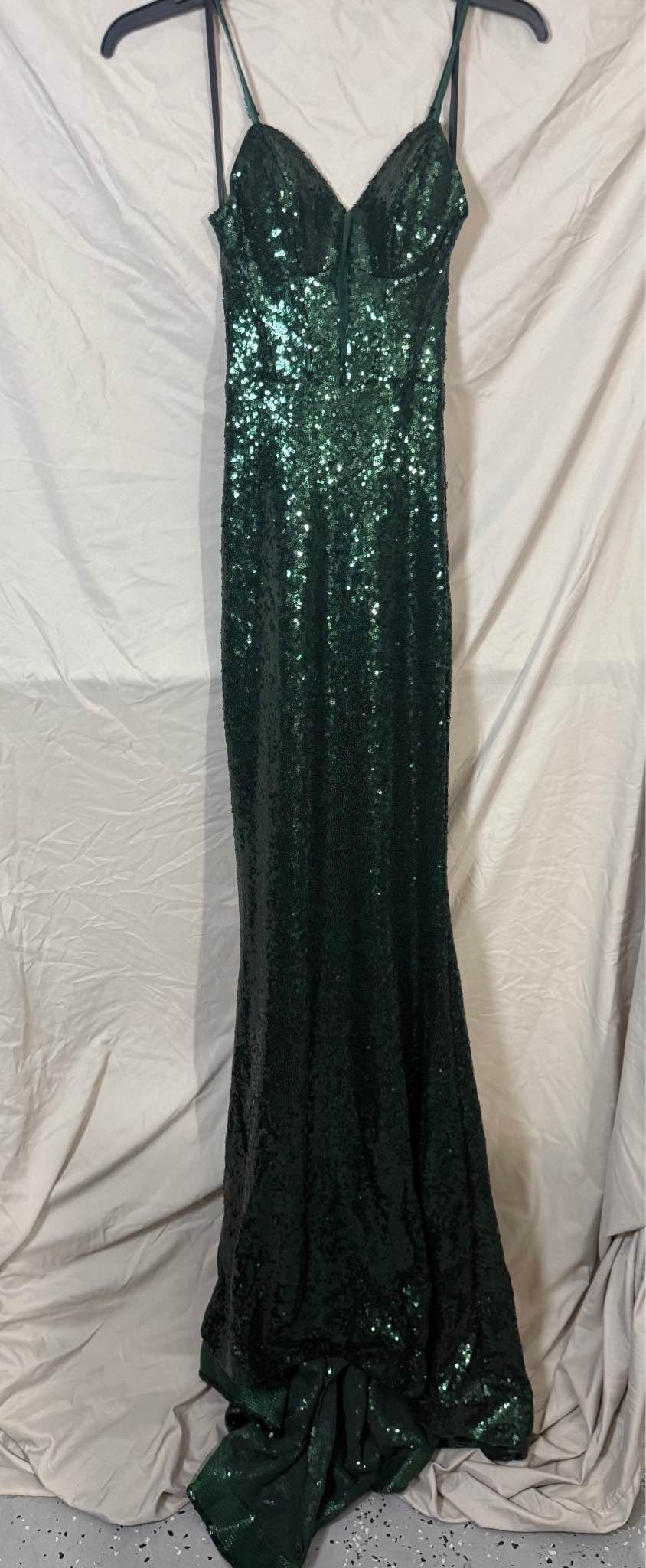 b darlin emerald green dress Stunning sequin gown is a size 0. This floor-length from B. is made of 95% polyester and 5% spandex with a 100% polyester lining. It has thin spaghetti straps Era_60s