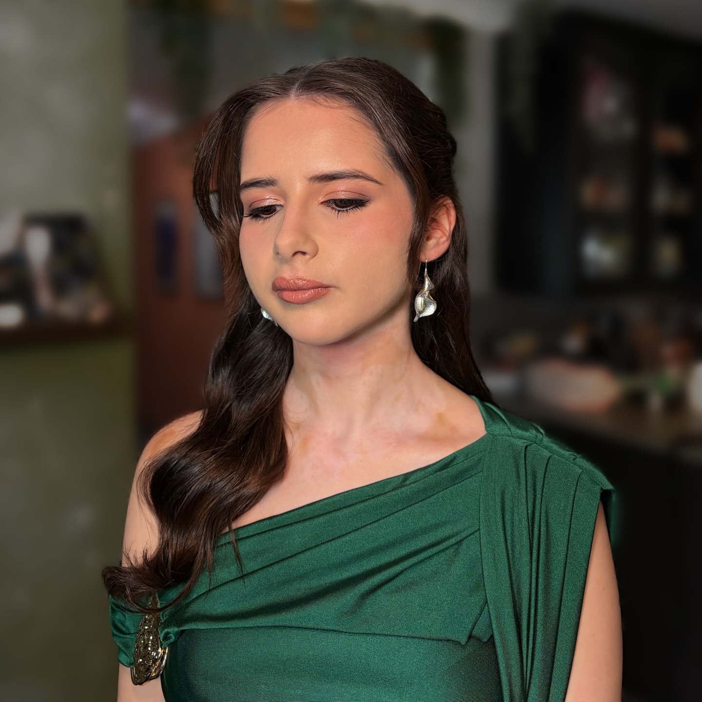 emerald green dress make up If sophistication and elegance is a person ✨ Such an honour doing Jelly's makeup for an event she's been anticipating for!! How gorgeous does the compliment her hair and skin eye makeup for emerald green dress