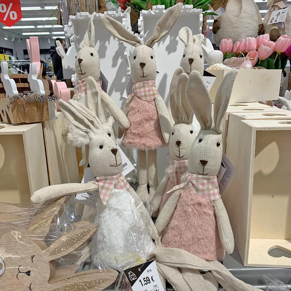 Die Hasen sind los! 🐰 Shoppe süße Osterdekoration jetzt in deiner Filiale und online unter https://kik.li/38SHUYJ ❤️