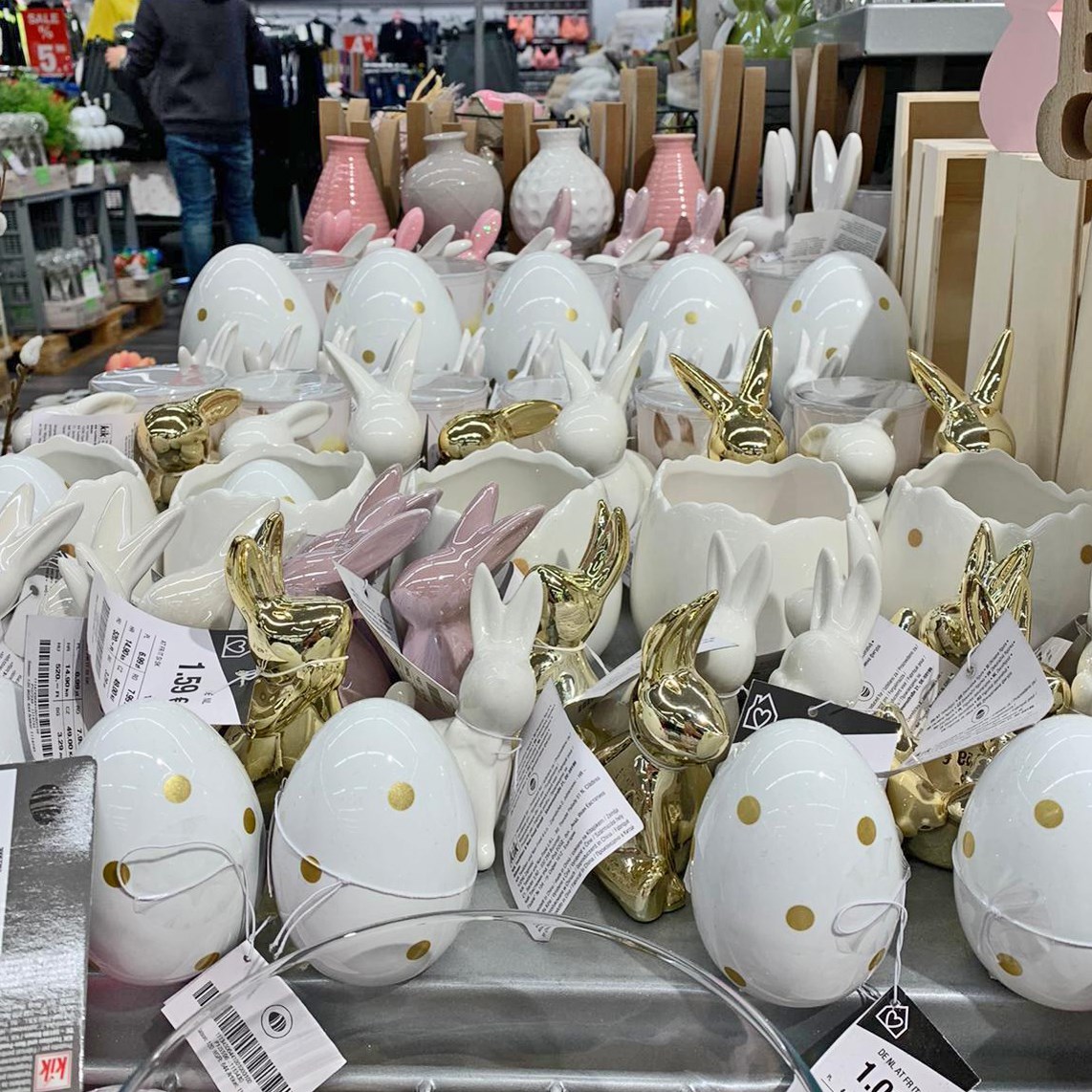 Die Hasen sind los! 🐰 Shoppe süße Osterdekoration jetzt in deiner Filiale und online unter https://kik.li/38SHUYJ ❤️