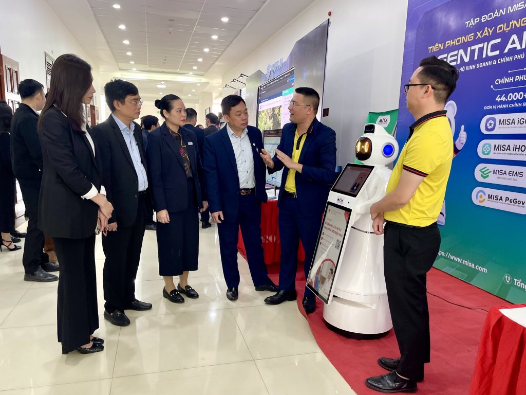 CAO - Các đại biểu tham quan trải nghiệm mô hình Robot phục vụ công tác ...