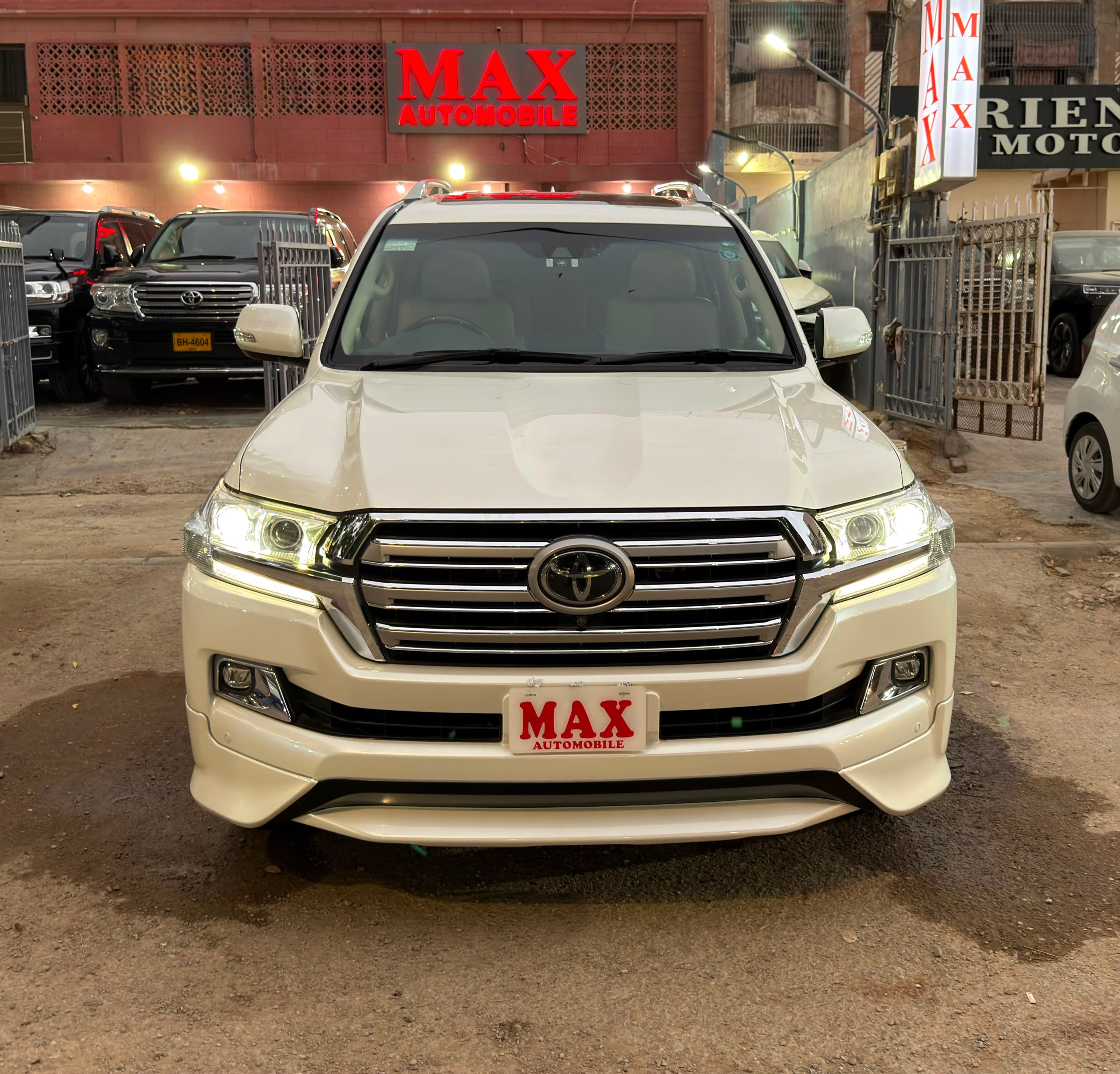 TOYOTA LAND CRUISER AX.G Model: 2017 Mileage: 72,000km Registered