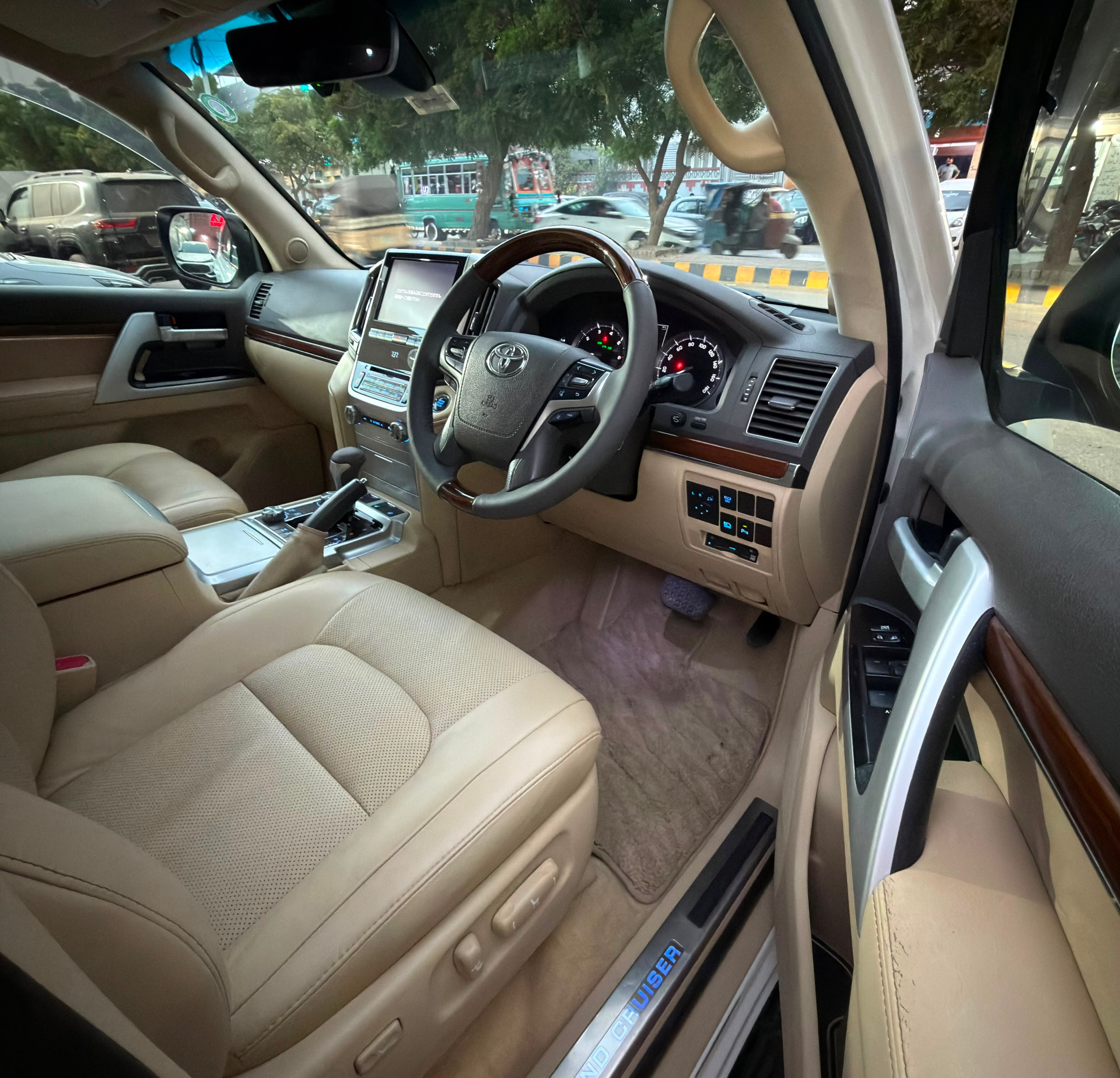 TOYOTA LAND CRUISER AX.G Model: 2017 Mileage: 72,000km Registered