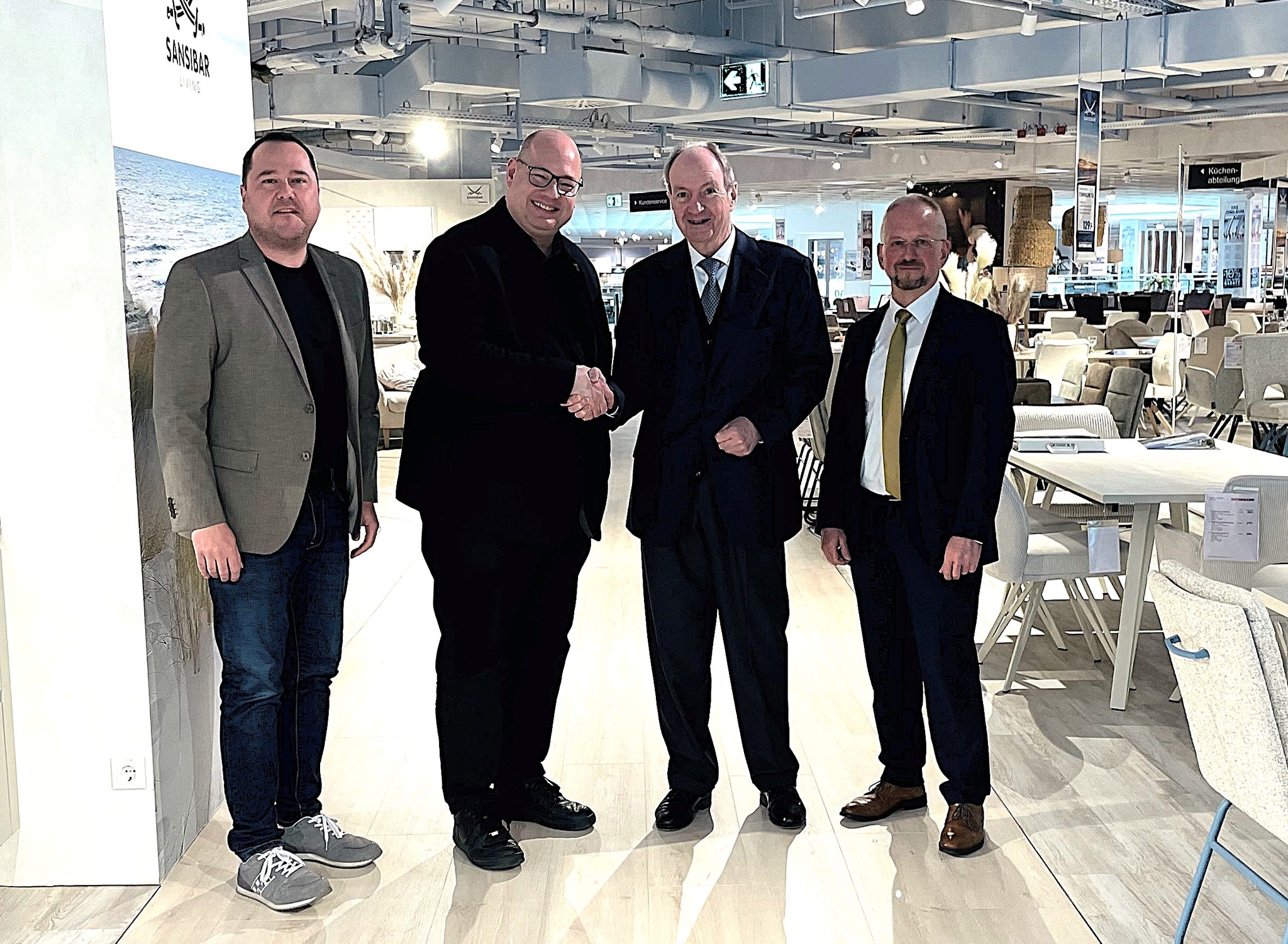 Ein spannender Unternehmensbesuch führte kürzlich ins Einrichtungshaus Ostermann GmbH & Co.KG in Leverkusen: Oberbürgermeister Stefan Hebbel und WFL-Geschäftsführer Benjamin Schulz tauschten sich intensiv mit Geschäftsführer Rolf Ostermann und
