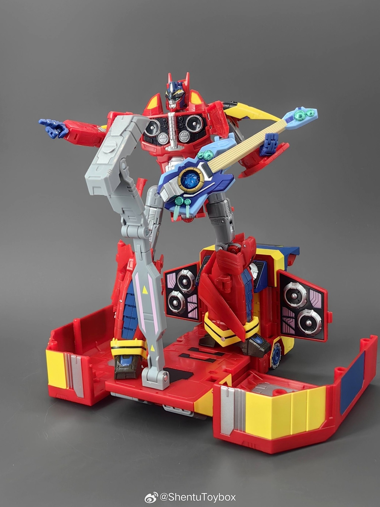 Takara Tomy TRANSFORMERS x Macross Basara Convoy Optimus Prime