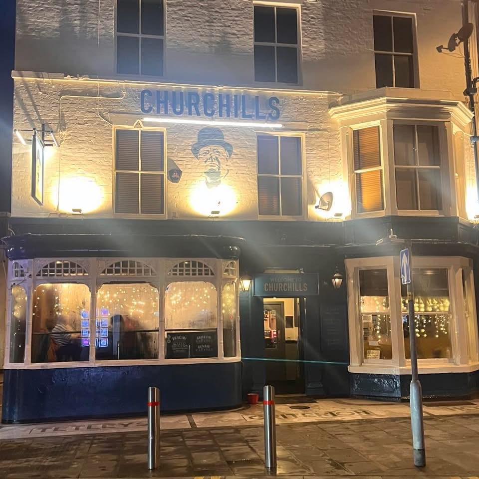 the-castle-pub-live-with-full-match-commentary-on-projector-screens