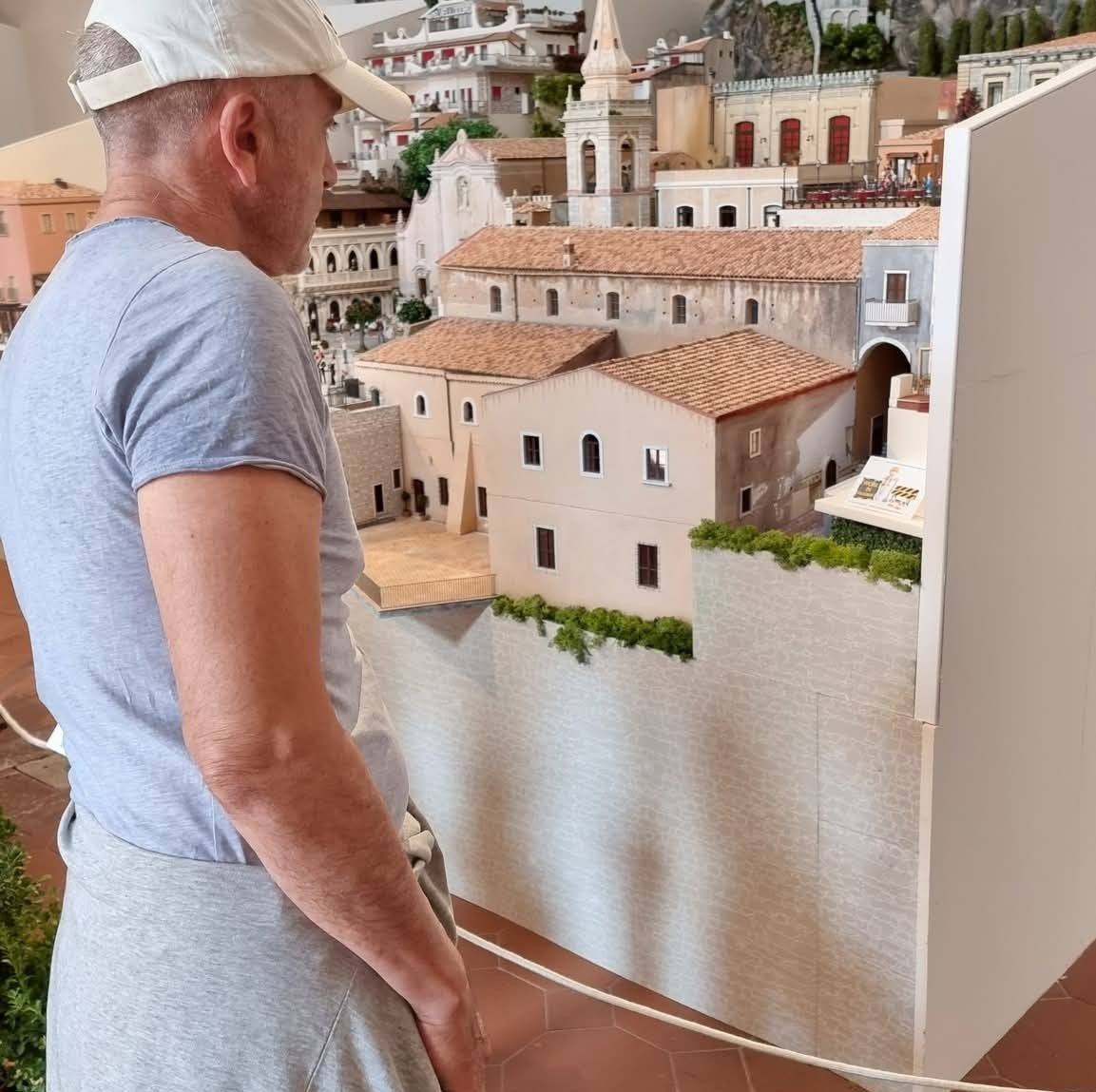 Jenga In Miniatura World’s Smallest – Il Gioco Più Piccolo Del Mondo, Formato Tascabile, 6+ Anni - Foto 4