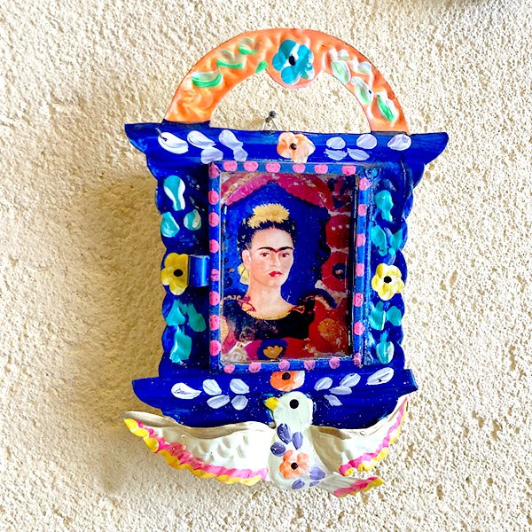 メキシコの陶器で作られたカラフルなガイコツの置物。 すべて