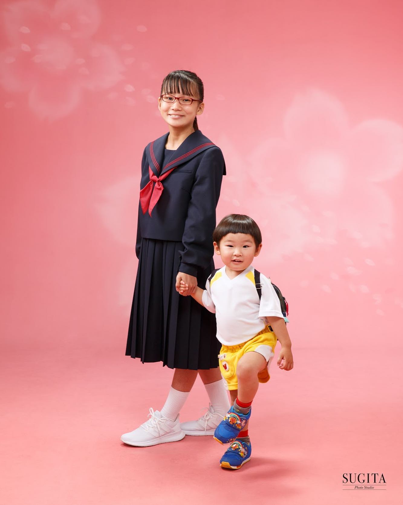 杉田写真館 本店 入学フォト 中学生と保育園の姉弟 一緒に撮れて嬉しそうですね 杉田写真館本店 杉田 写真館 写真 素敵な笑顔を残したい スタジオ 入学式 可愛い 福岡 呉服町 博多 写真好きな人と繋がりたい フォトグラファー カメラマン 入学式 入学