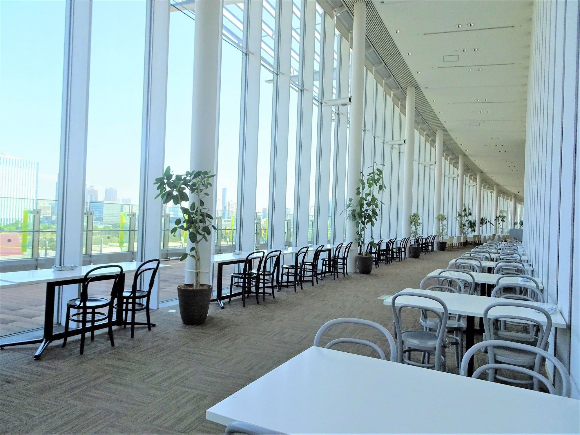 日本科学未来館 - 参加者には周期表クリアファイルと化学の日のバッチ