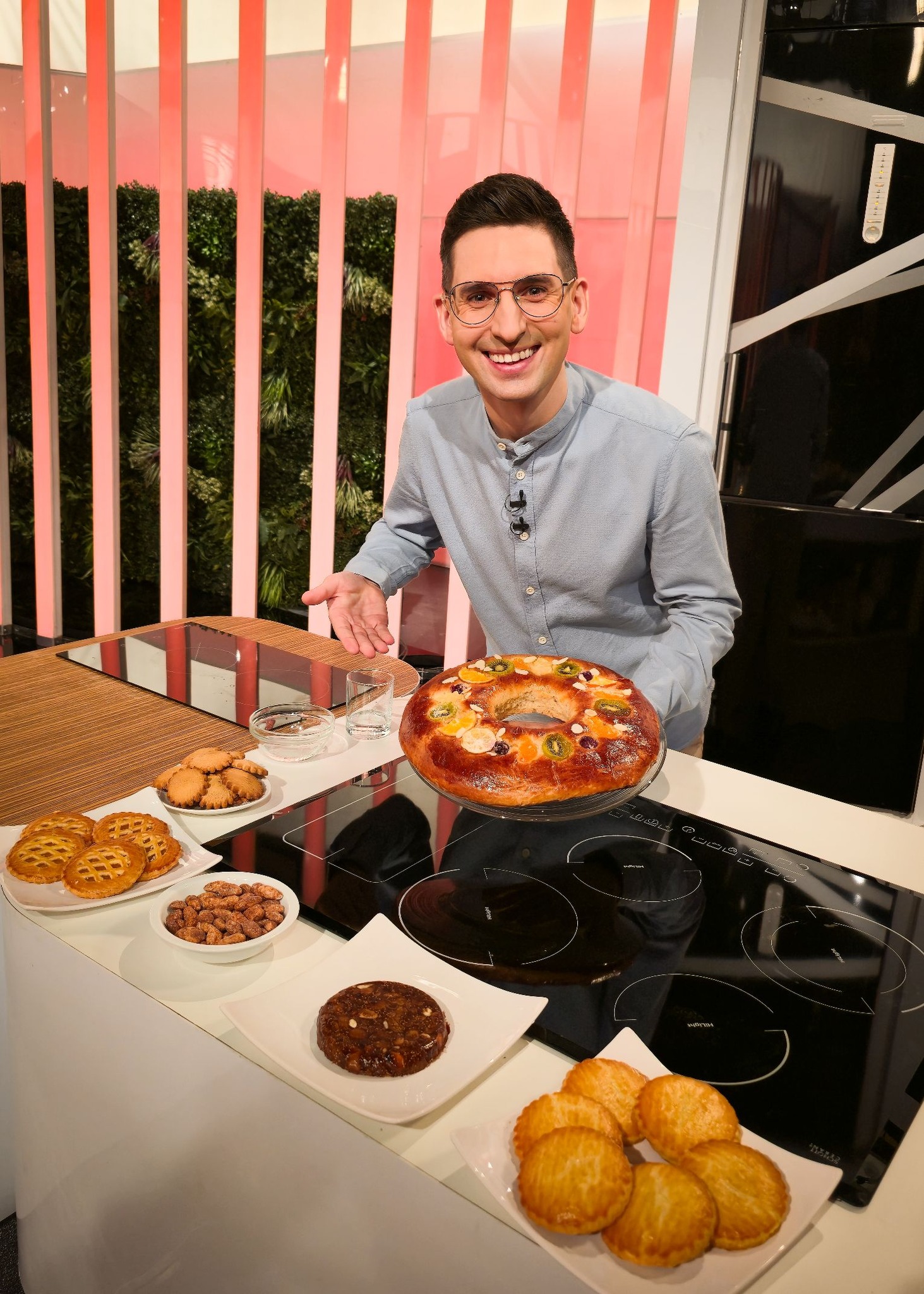 Między - 👨‍🍳 Roscon de reyes - Ciasto Trzech Króli Ciasto znane w całej ...