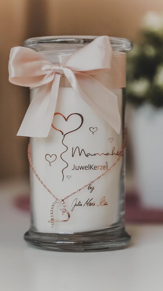 💕 Meine Mamaherz Juwelkerze! 💕 Wie gefällt euch mein Design? 💕 Mit dem Code Julia15 bekommt ihr aktuell auf JuwelKerze 15% Rabatt! Die Mama unter euch werden den Duft sofort erkennen und