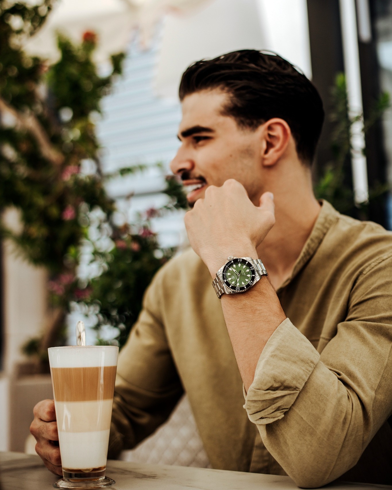 その他 GUCCI The Gucci Dive brings a bold green dial to a signature sport