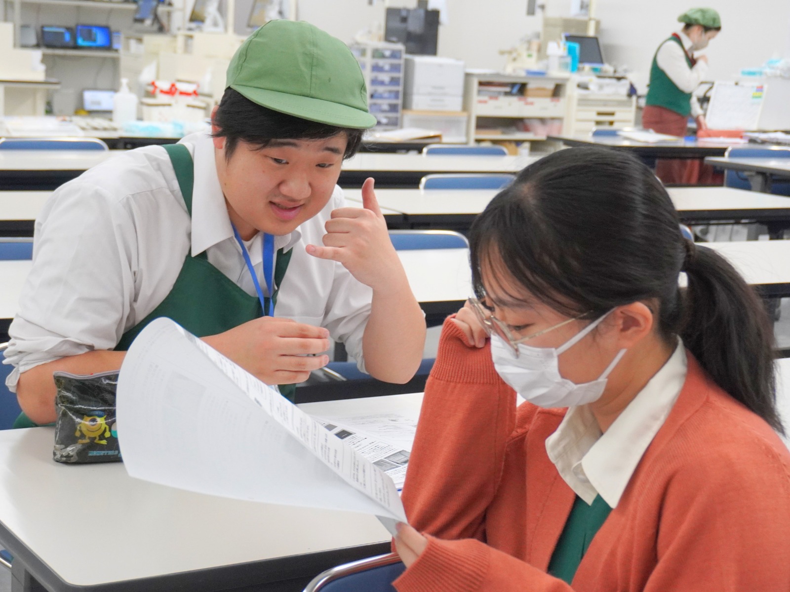 カスミ - お客さま役と従業員役に分かれ、さまざまな場面を想定し 