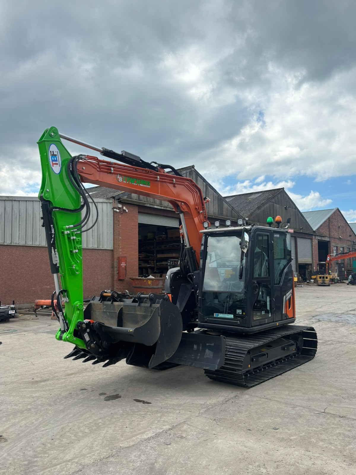 まち TBF - CHECK OUT M R CONCRETE LTD NEW HITACHI ZX33U-6