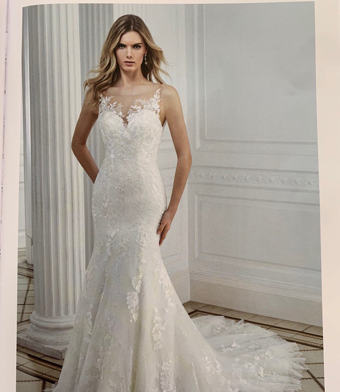 Russell's Elegance Vente et Location de robes de mariée.