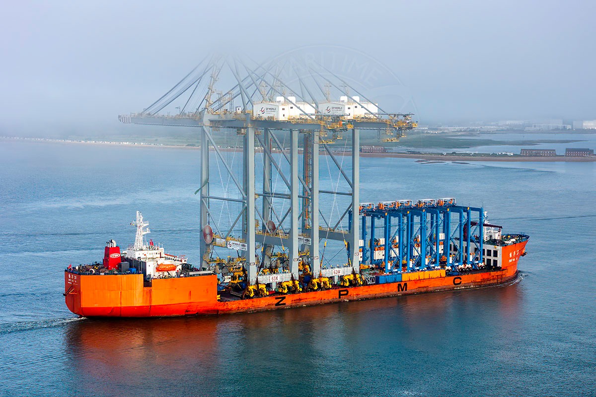 Zhen Hua 28 (ZPMC) delivering a pair of new quayside cranes for DP