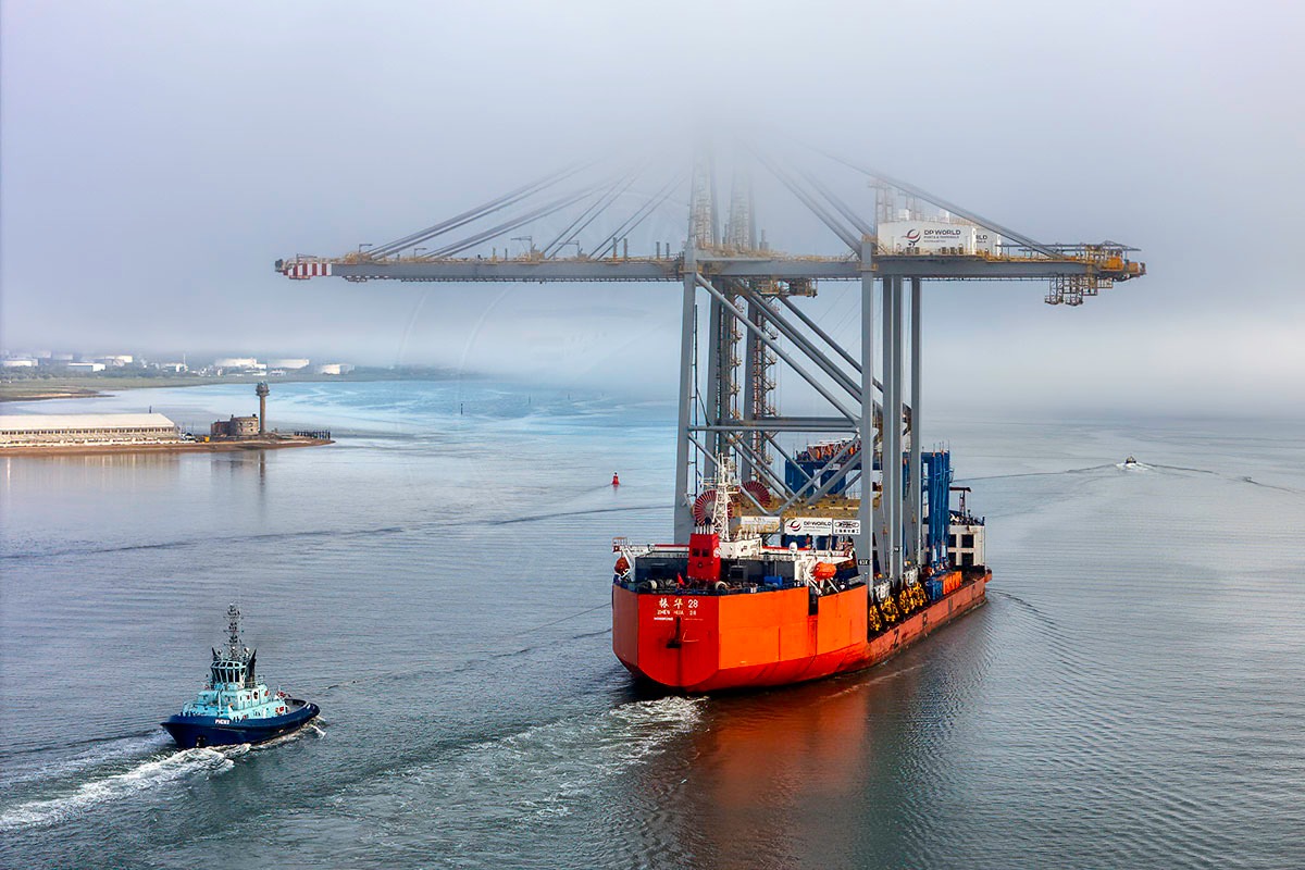 Zhen Hua 28 (ZPMC) delivering a pair of new quayside cranes for DP