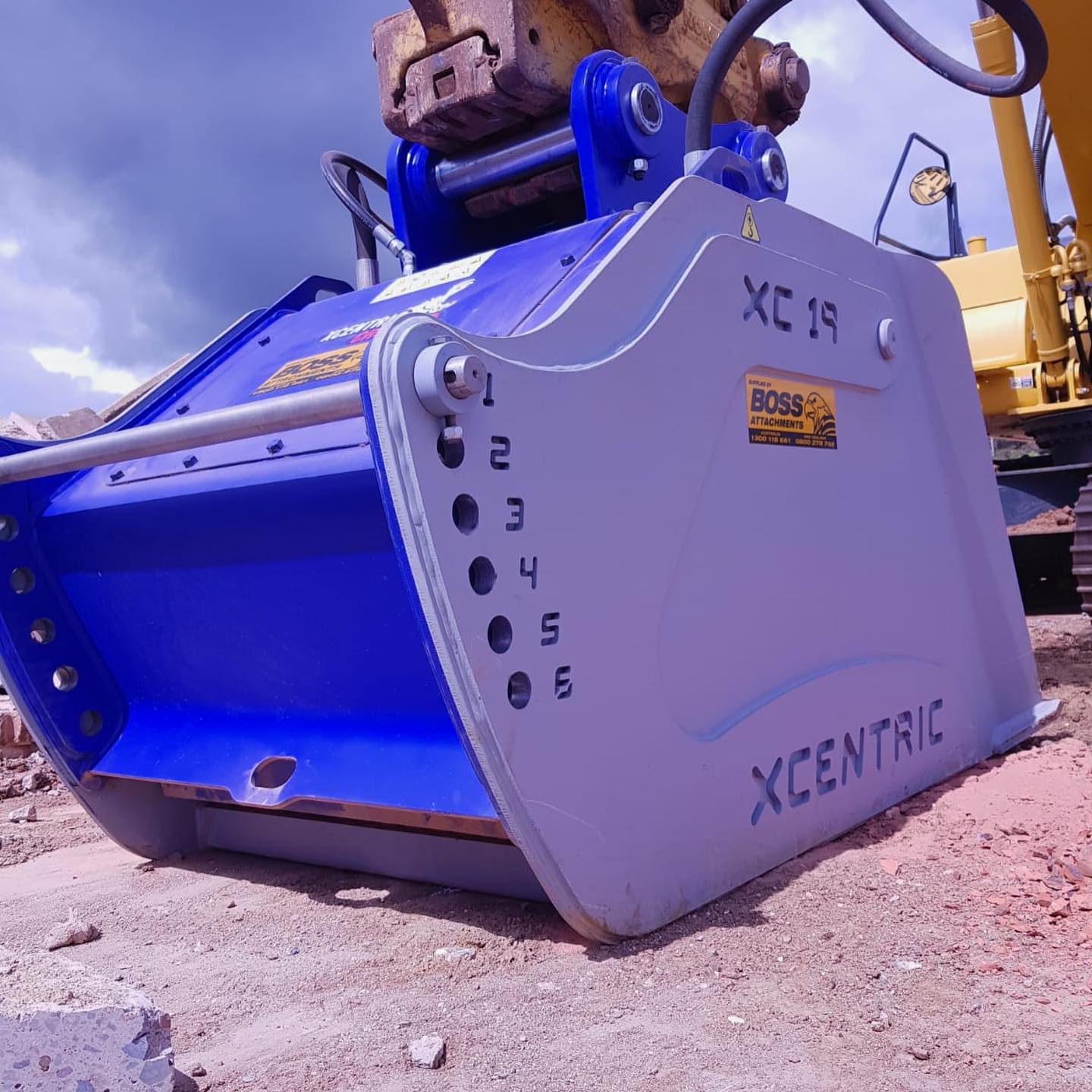 Xcentric Crusher bucket... - Xcentric Ripper Int. attachments