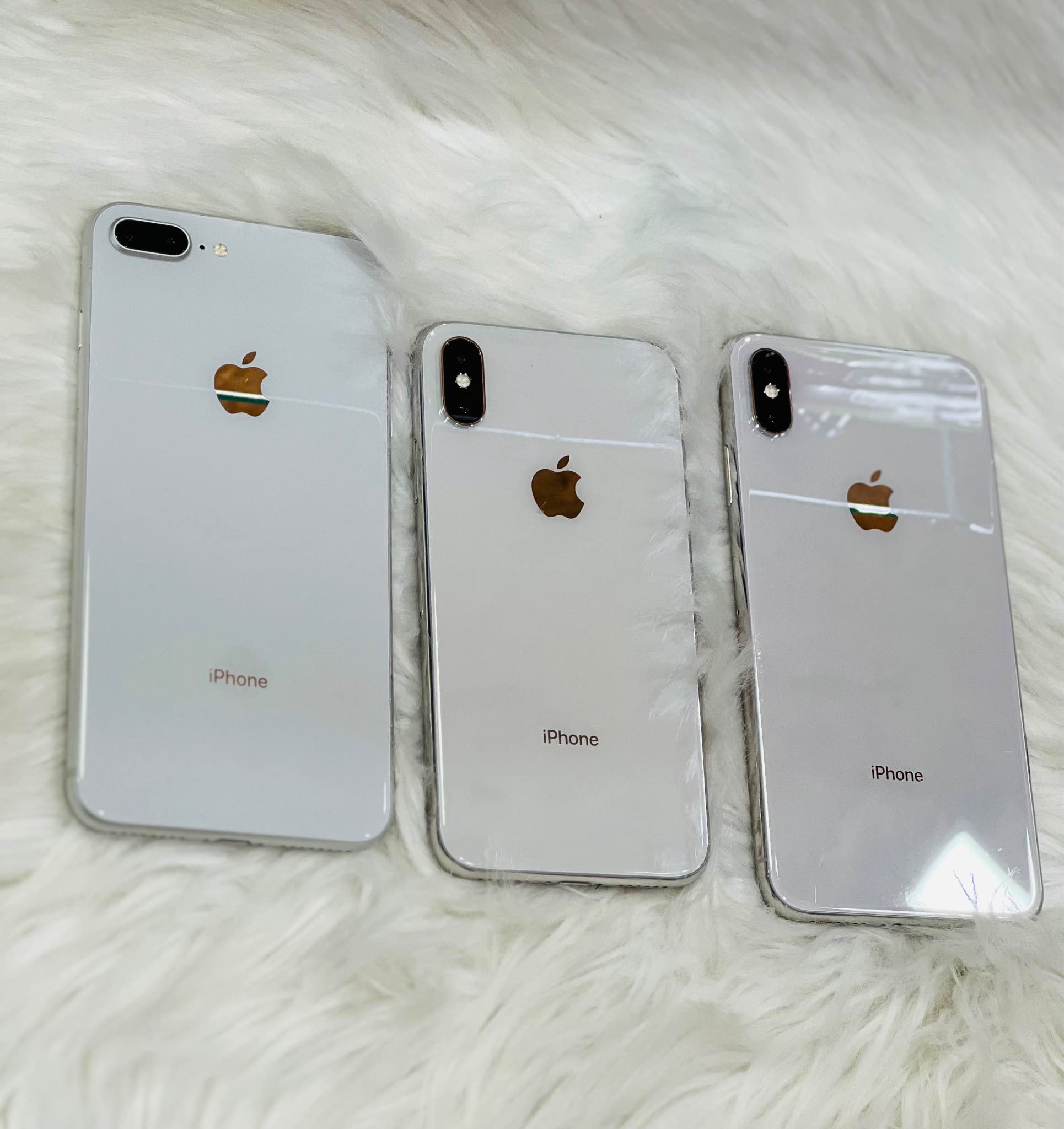 ✓ IPhone 8 Plus 64G ✓ IPhone x 256G