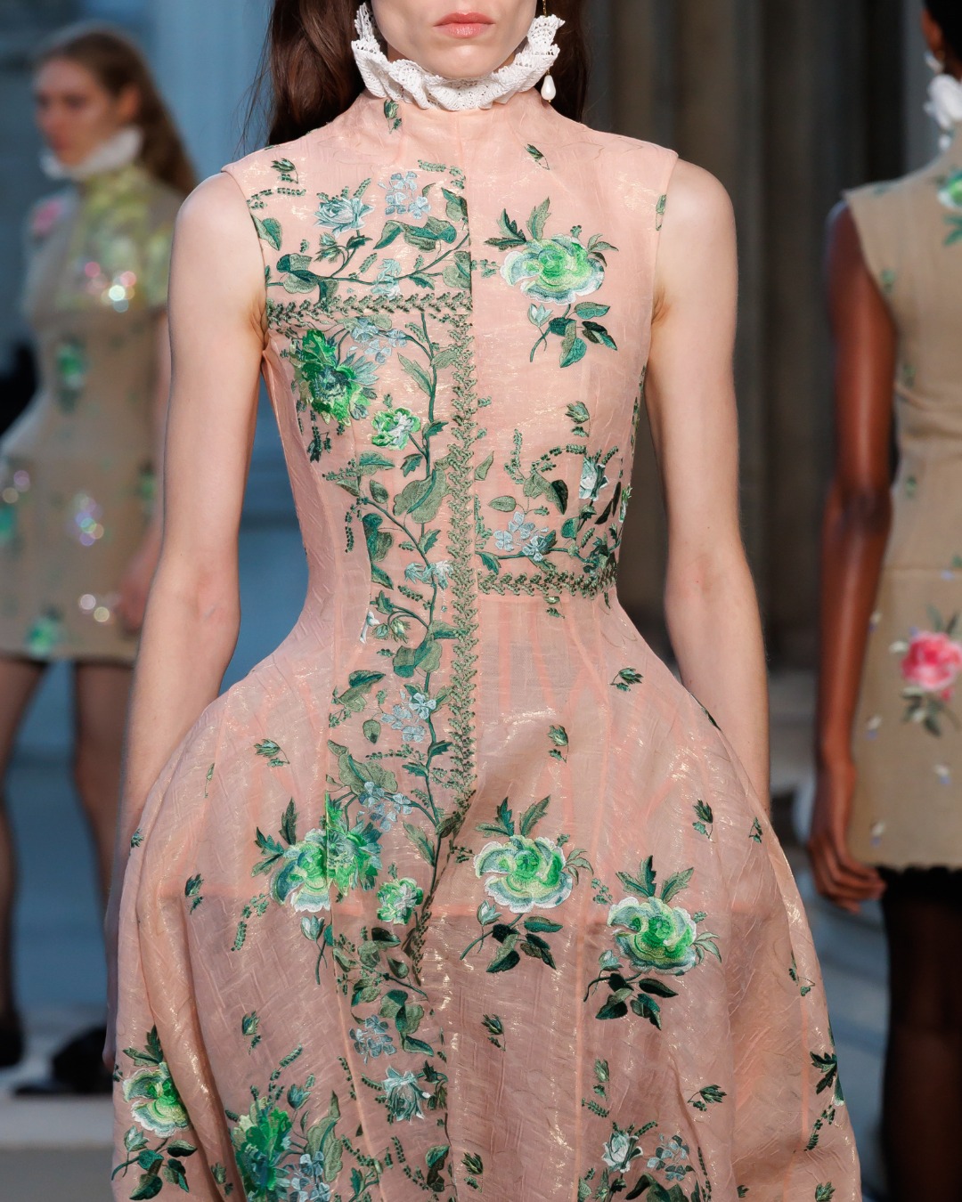 SPRING SUMMER 2026 BY @ERDEM.MORALIOGLU LOOK 25 Skeletal pannier dress in peach organza cloqué with spliced historical threadwork embroidery. Discover the new ERDEM collection, now available at https://brnw.ch/21x2lsj and at the ERDEM