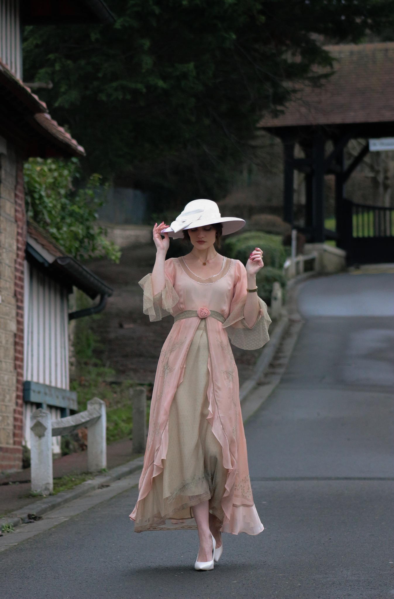 Every tea party deserves a dress that makes the occasion feel special This soft pink vintage inspired style brings together a graceful silhouette, delicate details, and effortless elegance. Perfect for garden parties