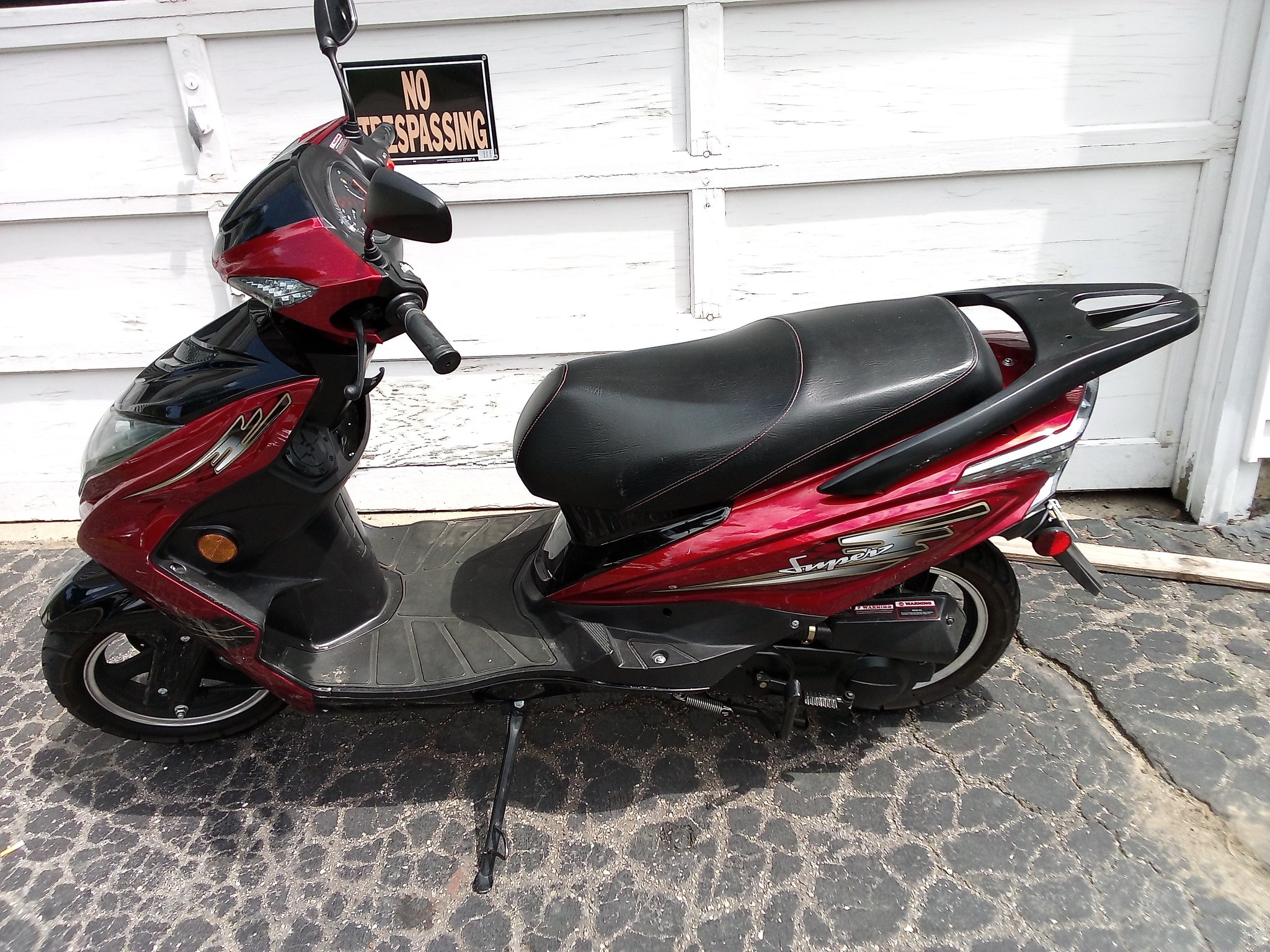 サムシング This bike is basically brand new. It only has 1011 miles. It has
