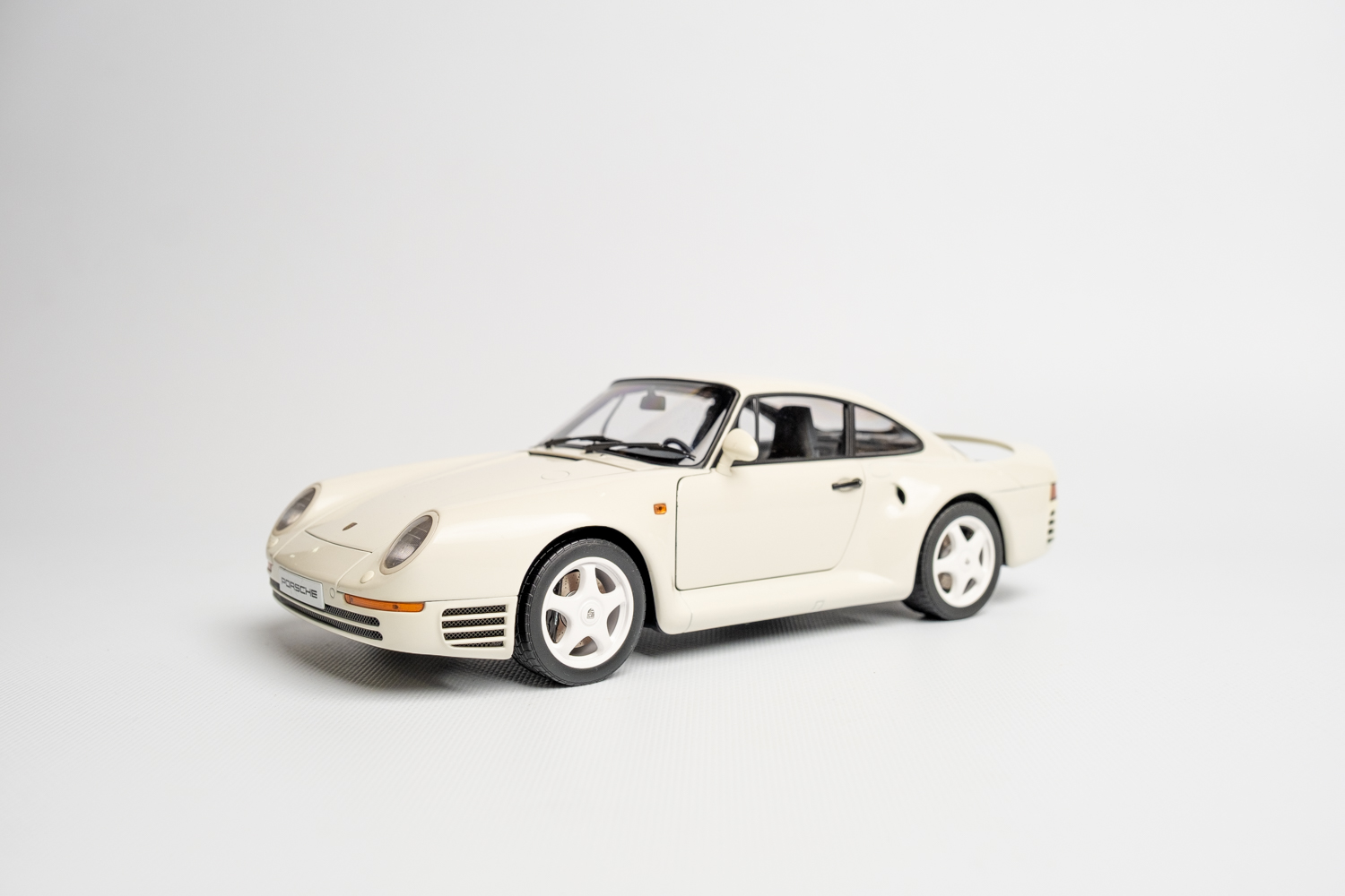 Introducing the Porsche 959 from 1983 – a rare car that was