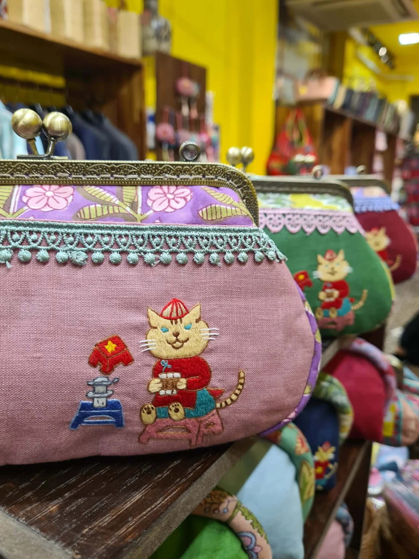 KiTO💗刺繍新作！ベトにゃんがま口バッグ おひさ！ネコちゃん刺繍の