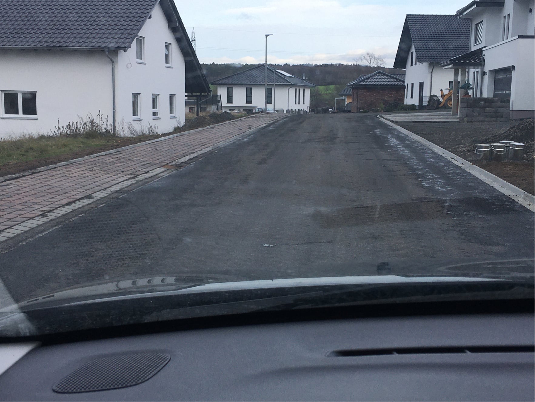 Die Ringstraße in Mammelzen ist fertig. Die Teerdecke ist aufgebracht