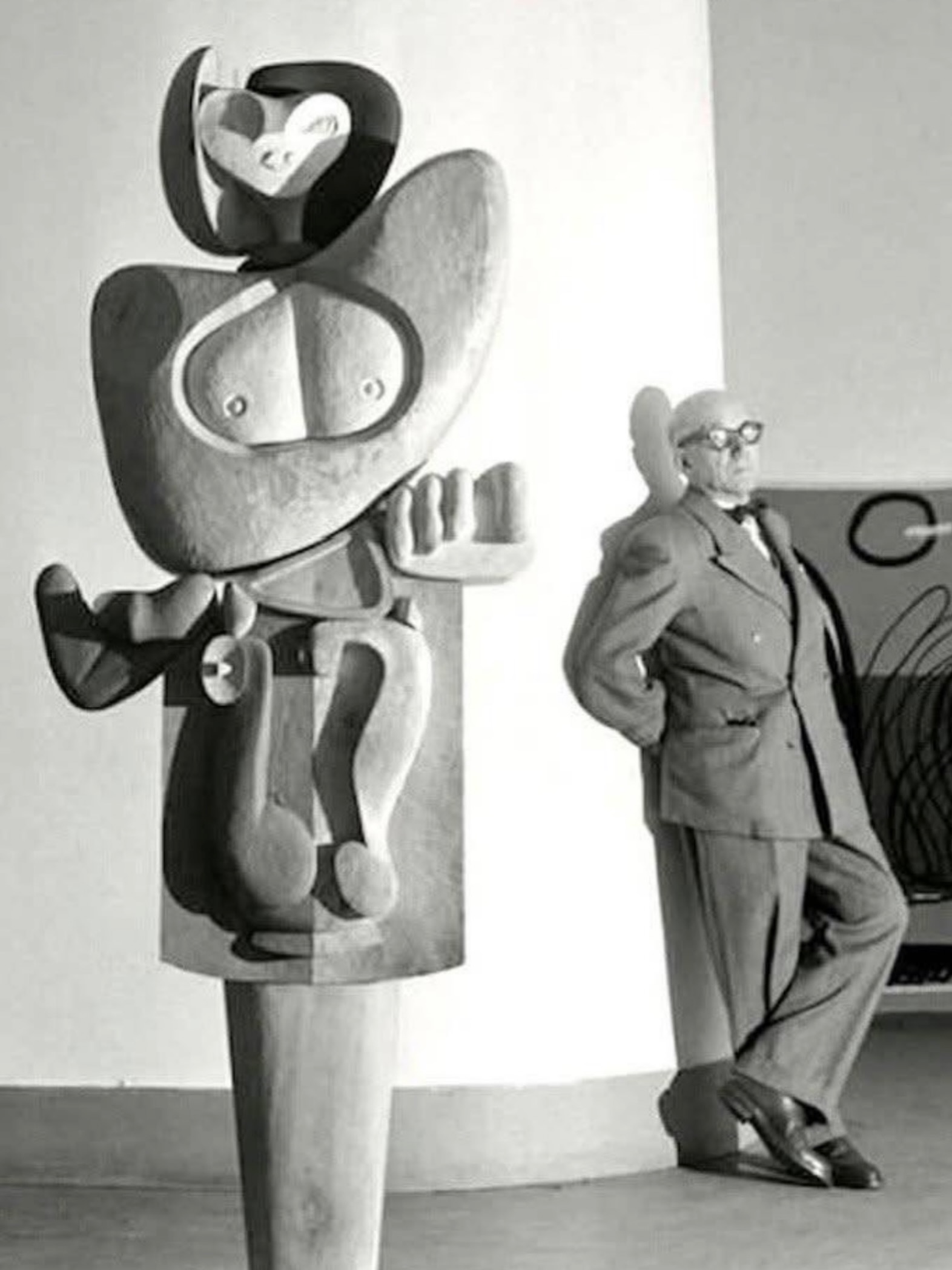 📷Le Corbusier with his wooden sculpture Femme (Woman), created in