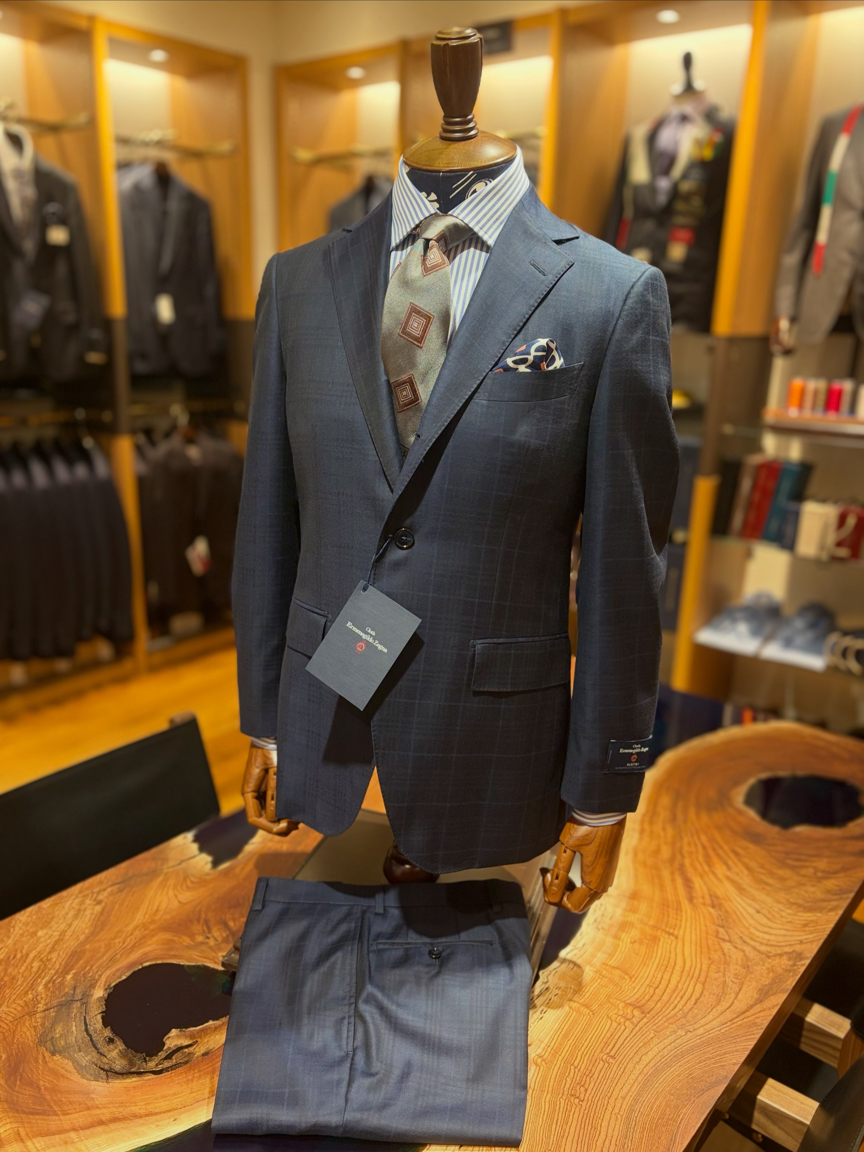 Ermenegildo Zegna / ELECTA】 ネイビーをベースに、さりげない